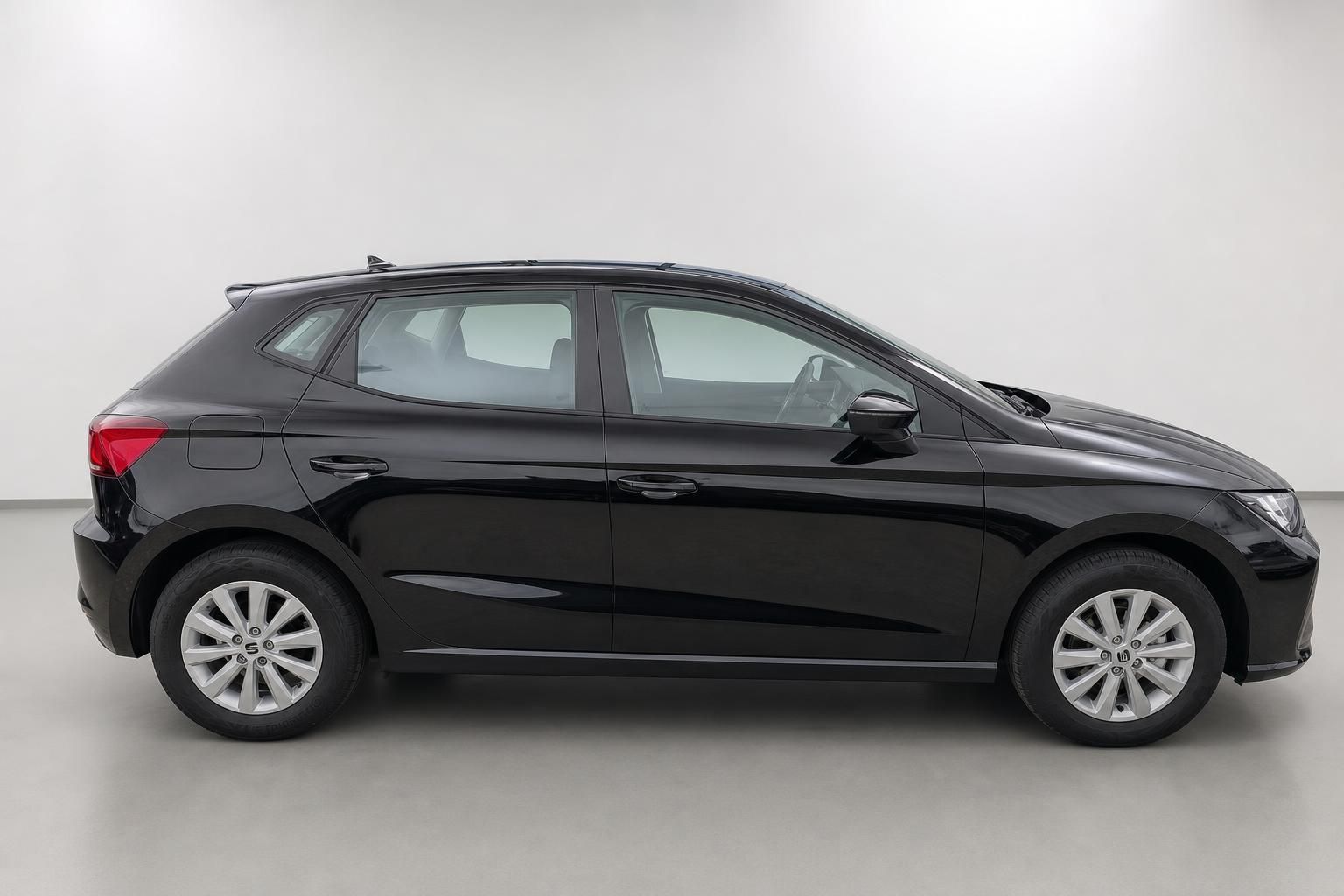 SEAT Ibiza schwarz Seitenansicht komplett im Studio