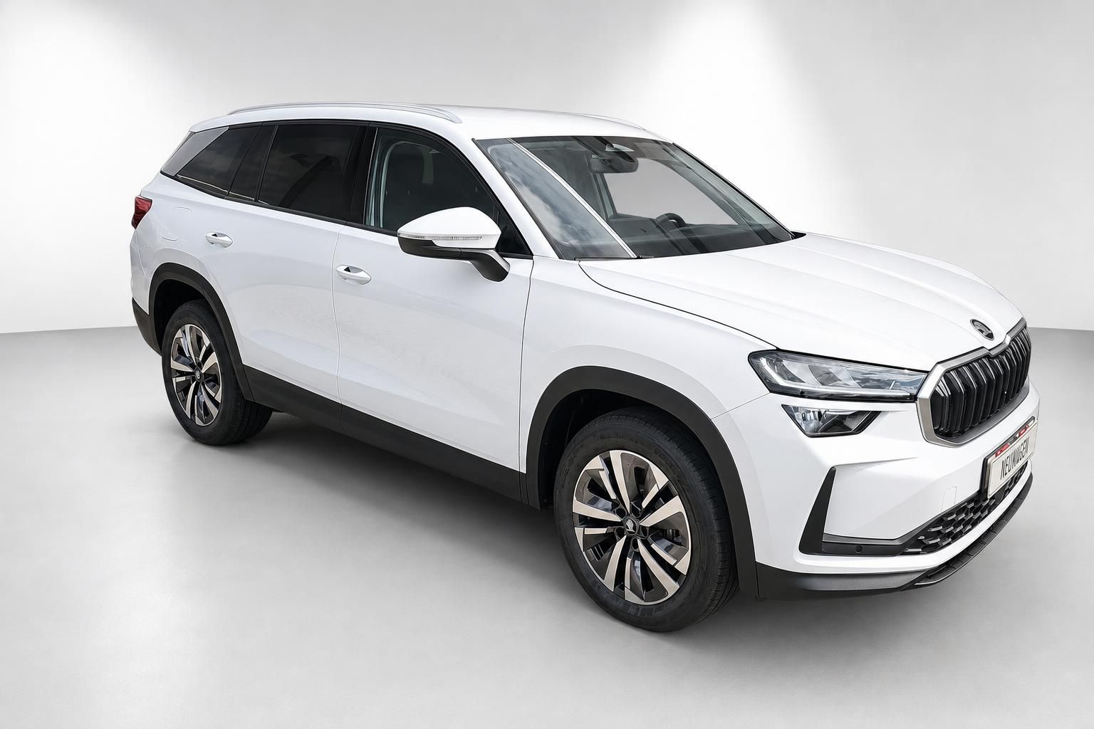 Weißer Skoda Kodiaq SUV Frontansicht schräg im Studio