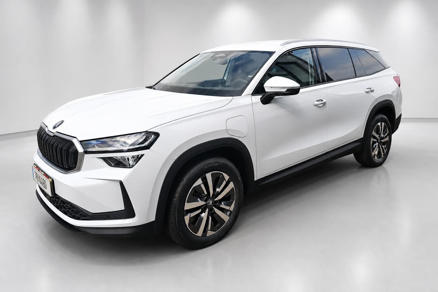 Weißer Skoda Kodiaq SUV Frontansicht seitlich im Studio