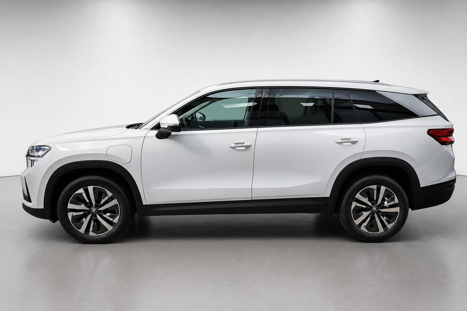 Weißer Skoda Kodiaq SUV Seitenansicht im Fotostudio