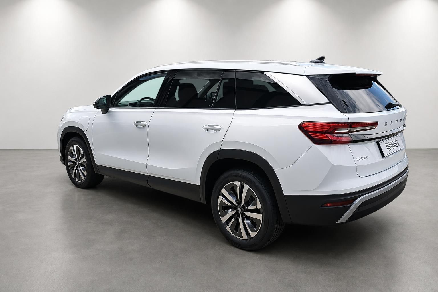 Weißer Skoda Kodiaq SUV Heckansicht schräg im Studio