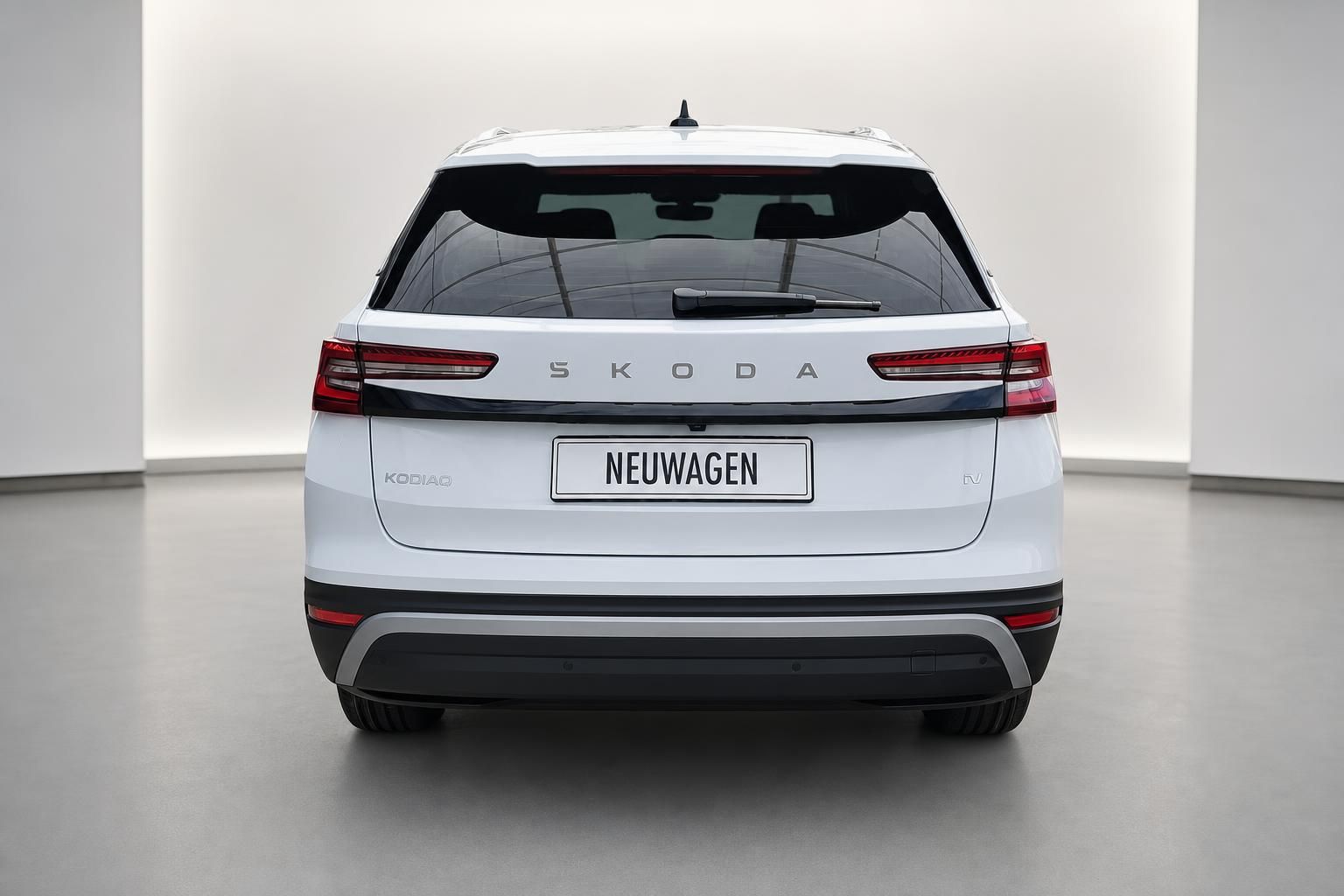 Skoda Kodiaq weiß, Heckansicht im Studio