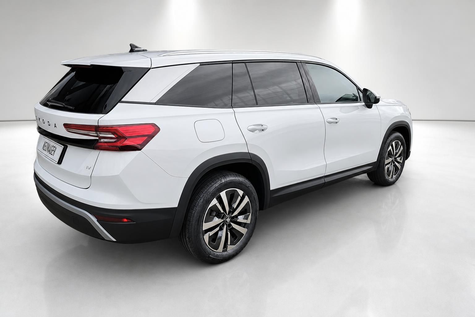 Skoda Kodiaq weiß, Seiten-Heckansicht als SUV