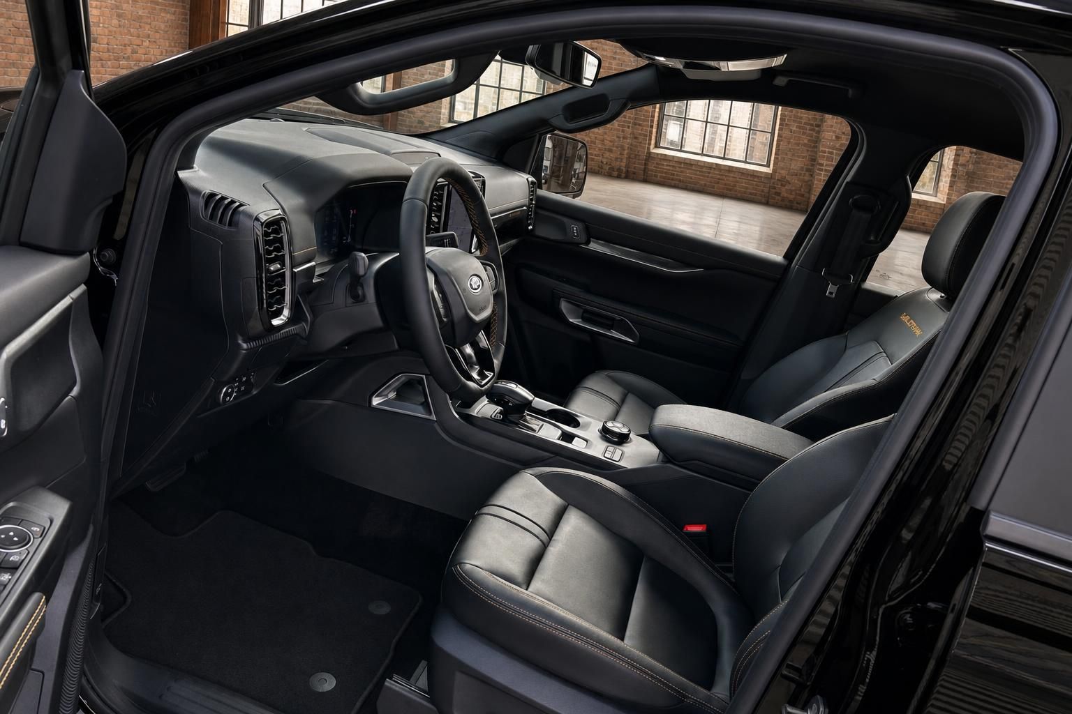 Ford Innenraum schwarz Ledersitze und Cockpit Detailansicht