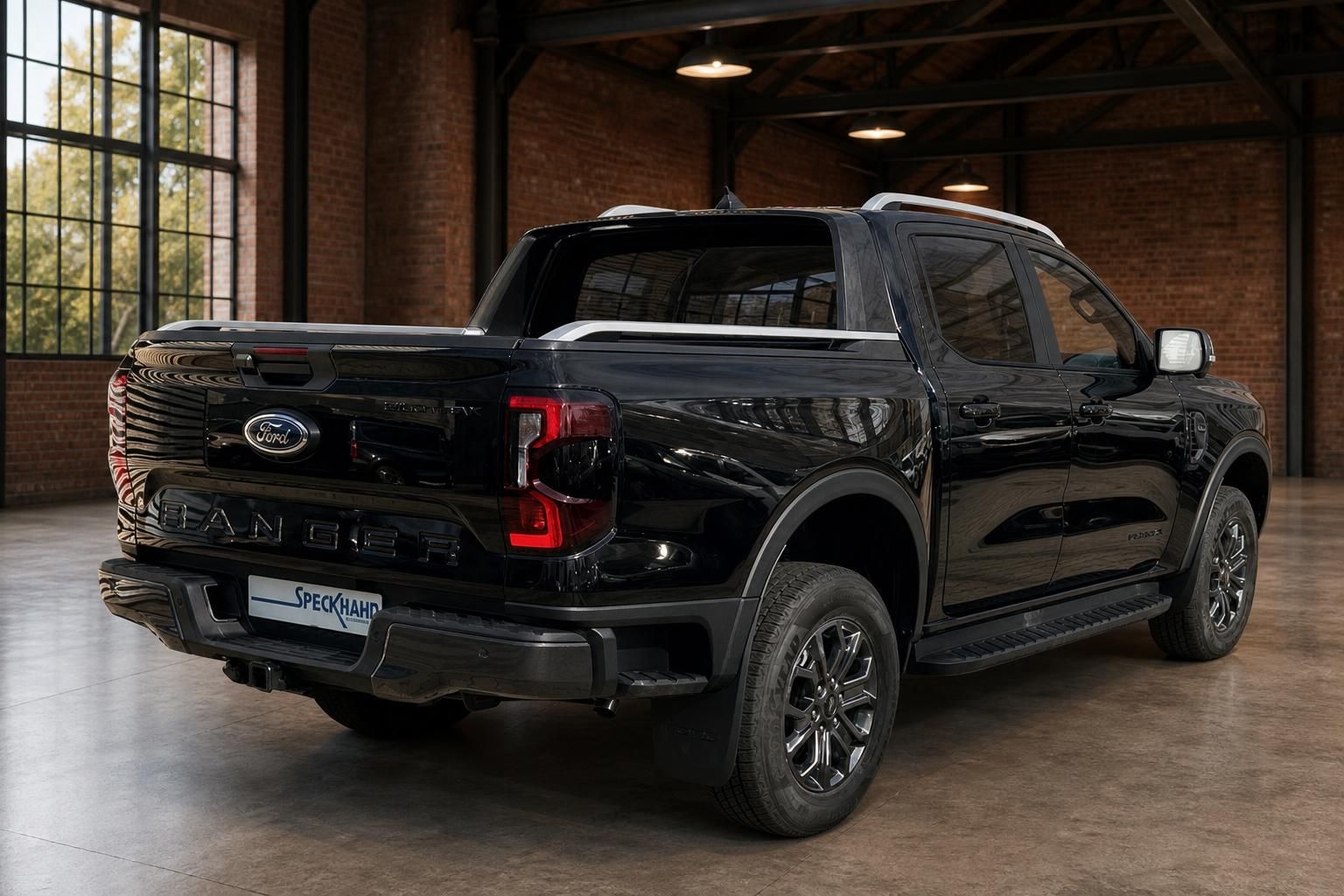 Ford Ranger schwarz Pickup Heck-Seitenansicht in Industriehalle