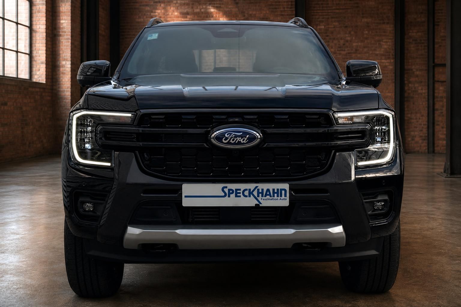 Ford Pickup schwarz Frontansicht mit LED-Tagfahrlicht in Industriehalle