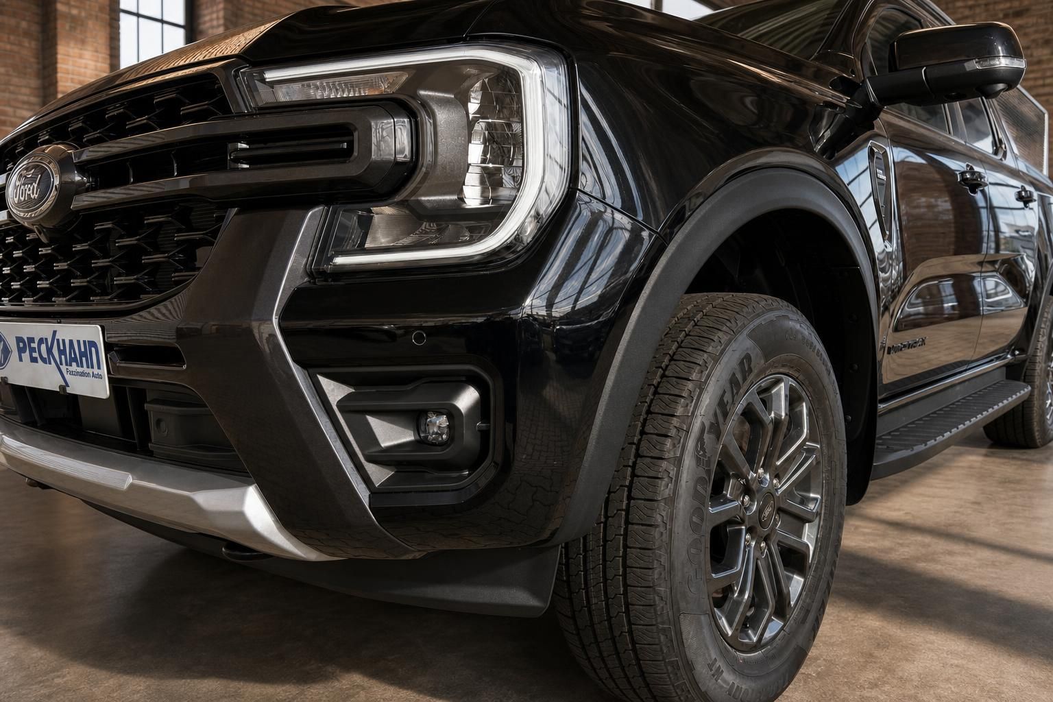 Ford Ranger schwarz Detailansicht Frontscheinwerfer und Felge