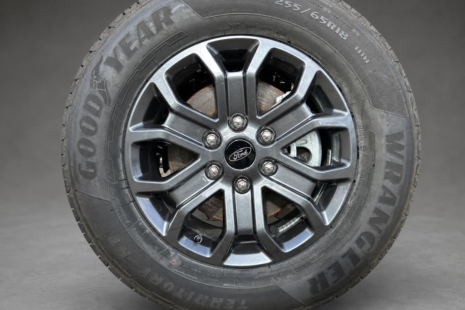 Nahaufnahme Ford Alufelge mit Goodyear Wrangler Reifen
