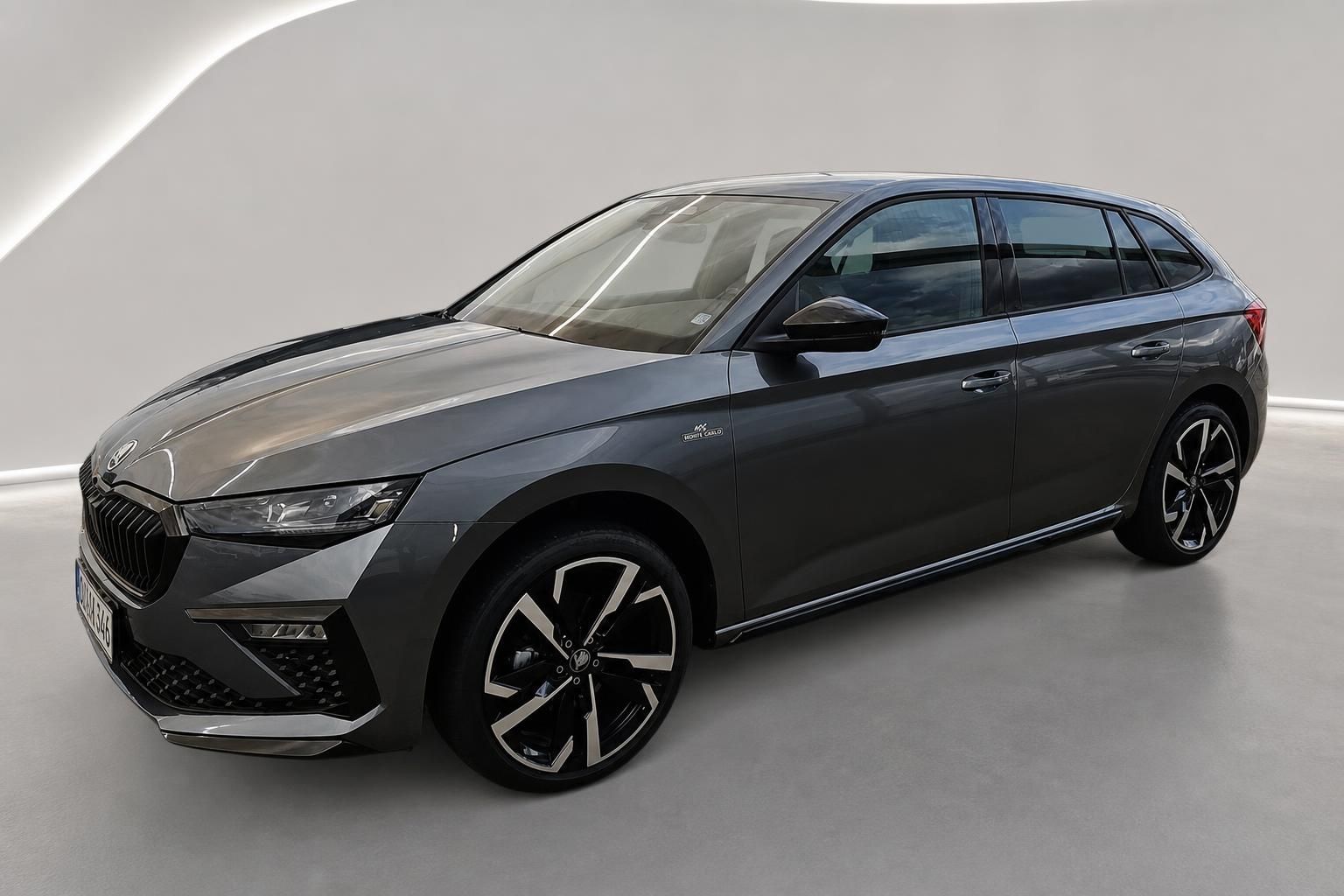 Škoda Scala Monte Carlo in Grau, Frontansicht schräg im Studio