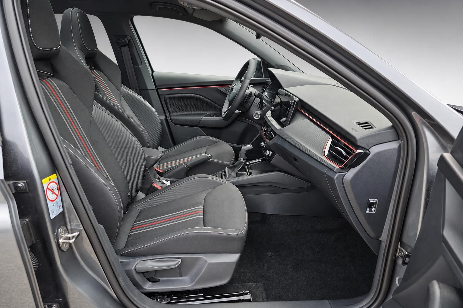 Skoda Fahrersitz und Cockpit Ansicht durch geöffnete Fahrertür
