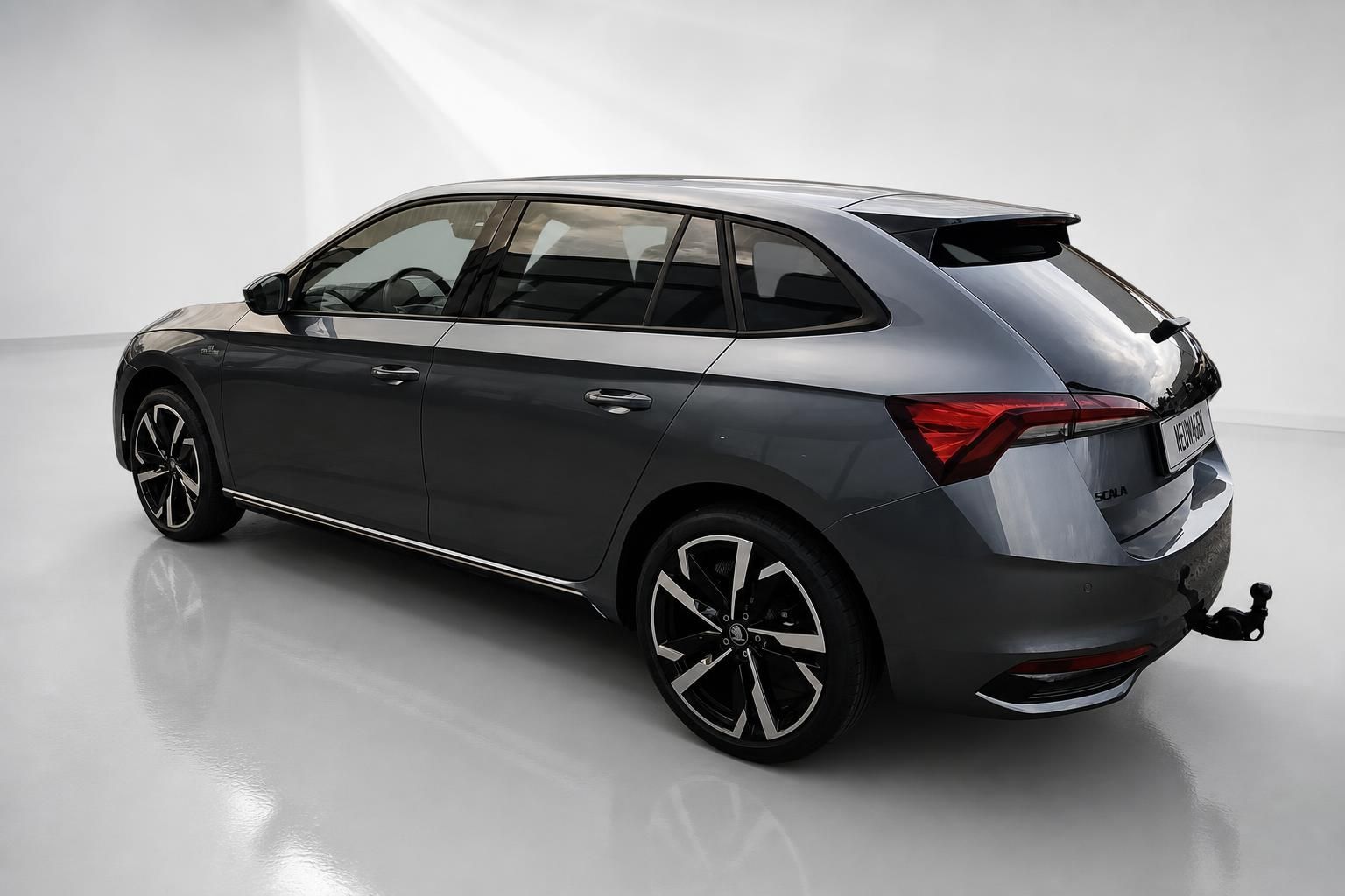 Skoda Scala grau Heckansicht schraeg mit Anhaengerkupplung