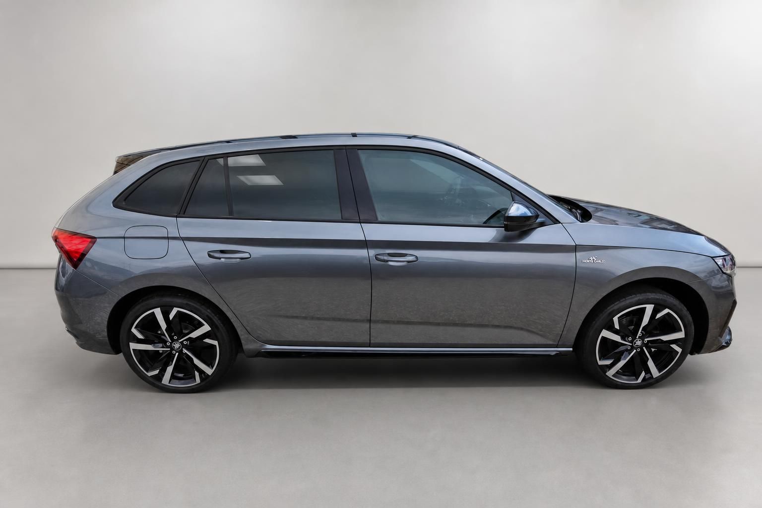 Škoda Scala Monte Carlo in Grau, Seitenansicht mit Alufelgen