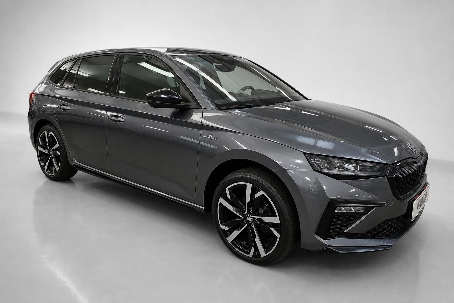 Škoda Scala Monte Carlo in Grau, Frontansicht schräg mit LED-Scheinwerfern
