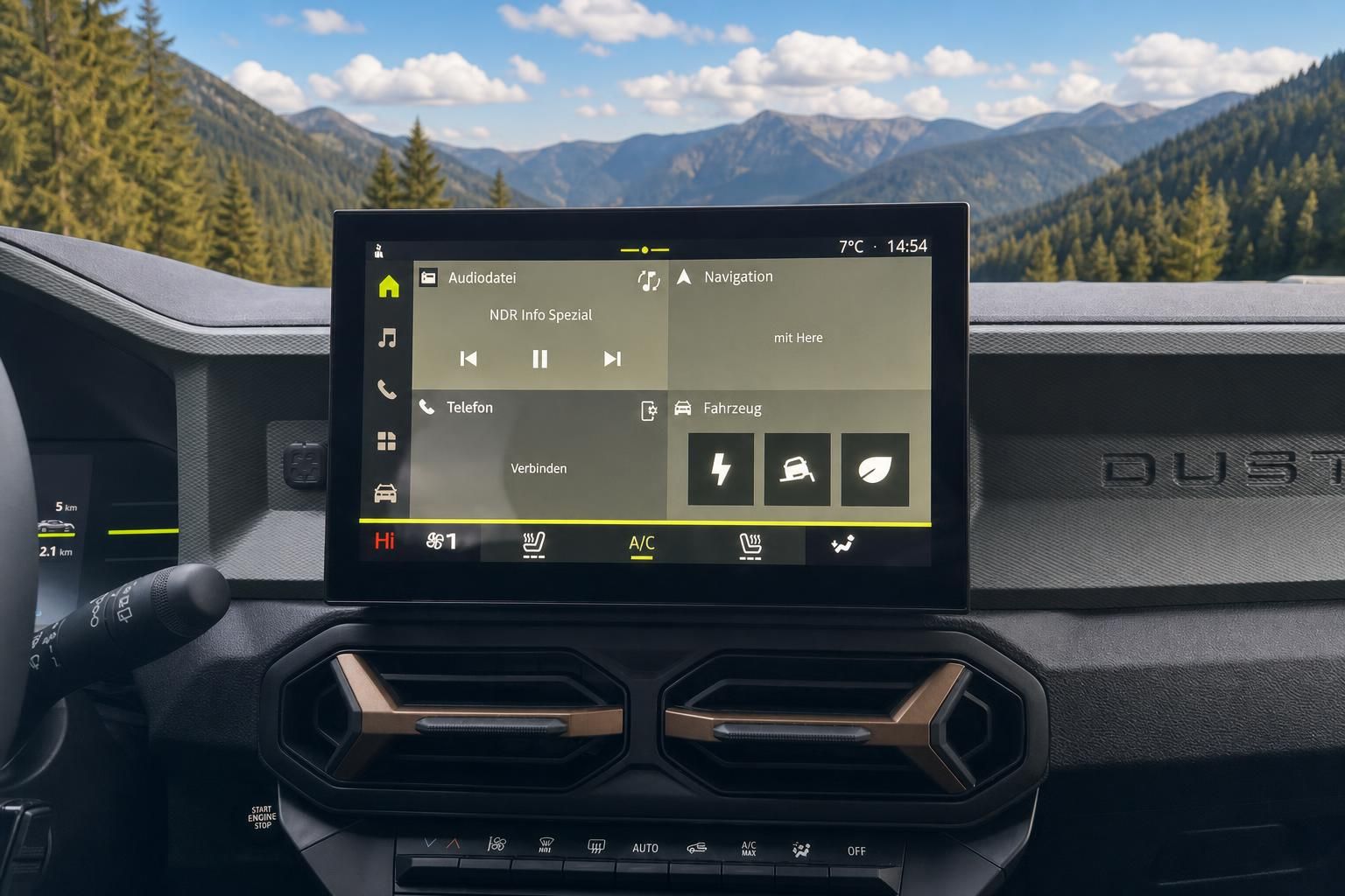 Touchscreen-Infotainmentsystem im Fahrzeug-Dashboard vor Berglandschaft