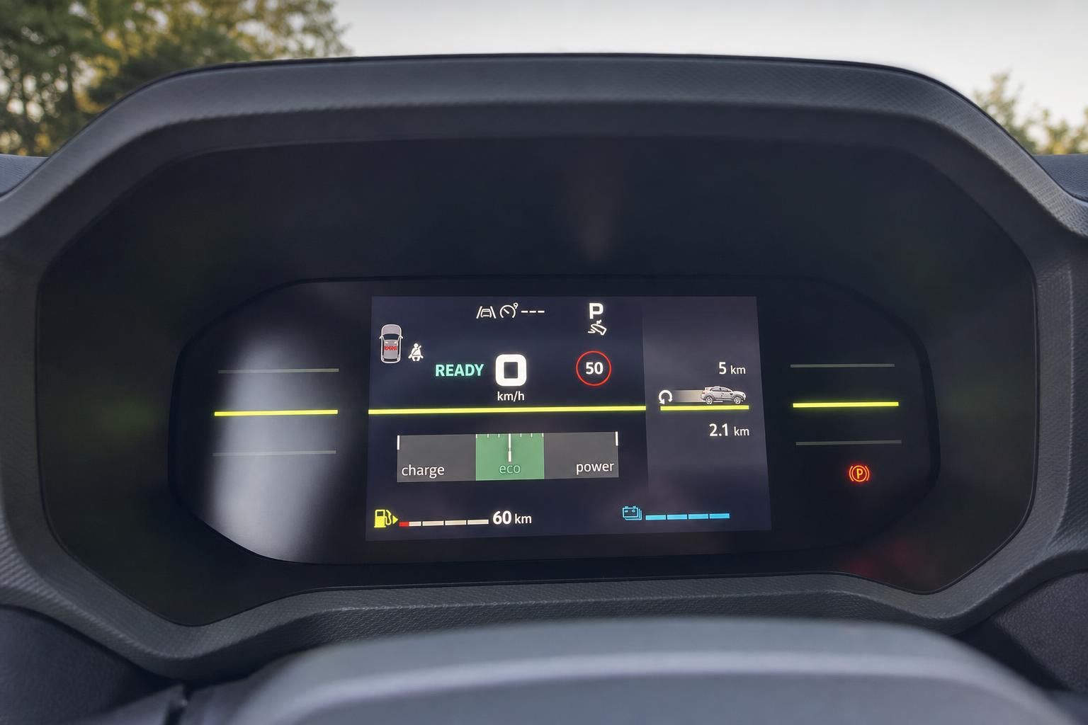 Digitales Fahrzeug-Cockpit mit Elektroauto Ladeanzeige und Navigation im modernen Armaturenbrett