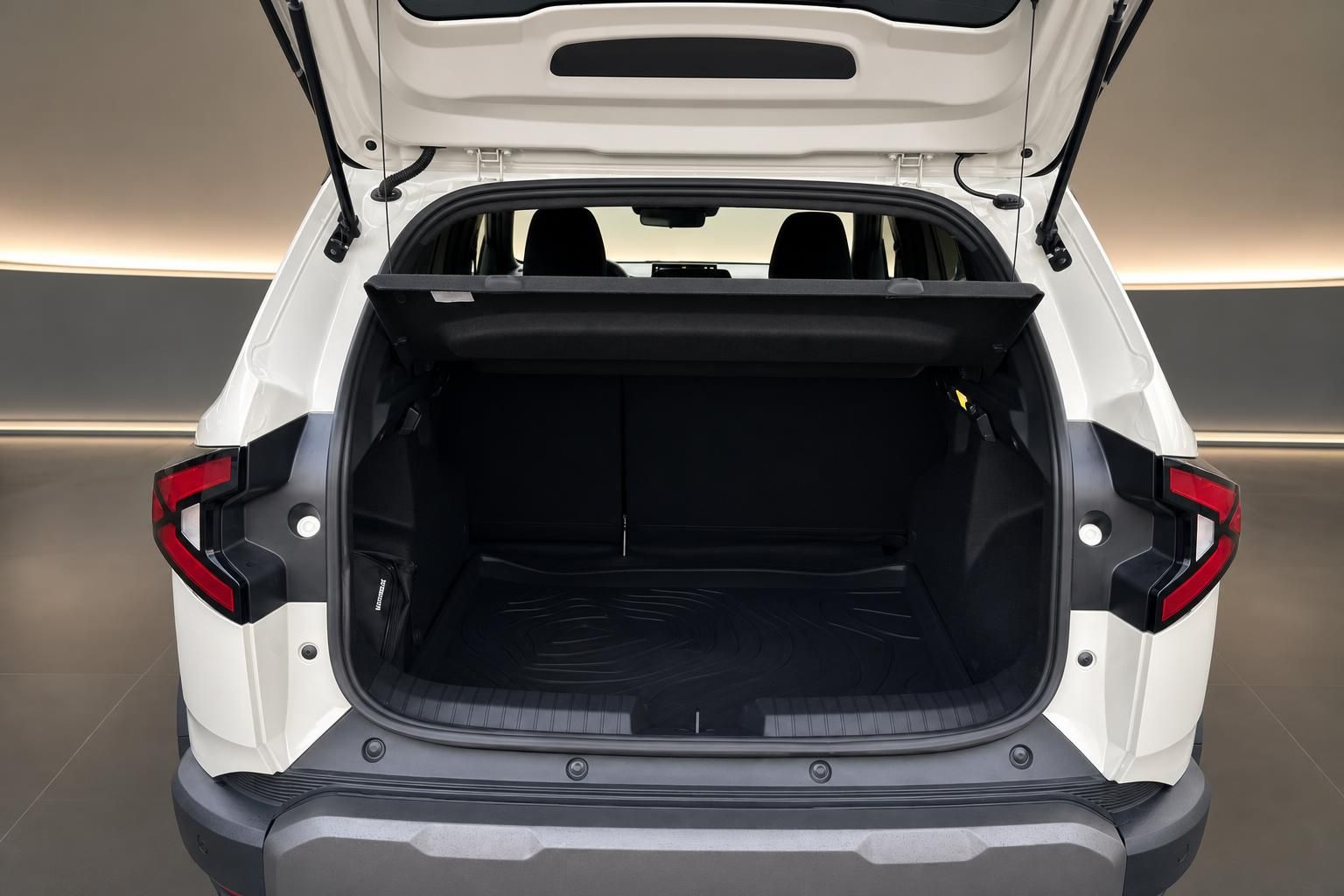 Geöffneter Kofferraum eines weißen SUV mit schwarzer Innenverkleidung und großem Laderaum