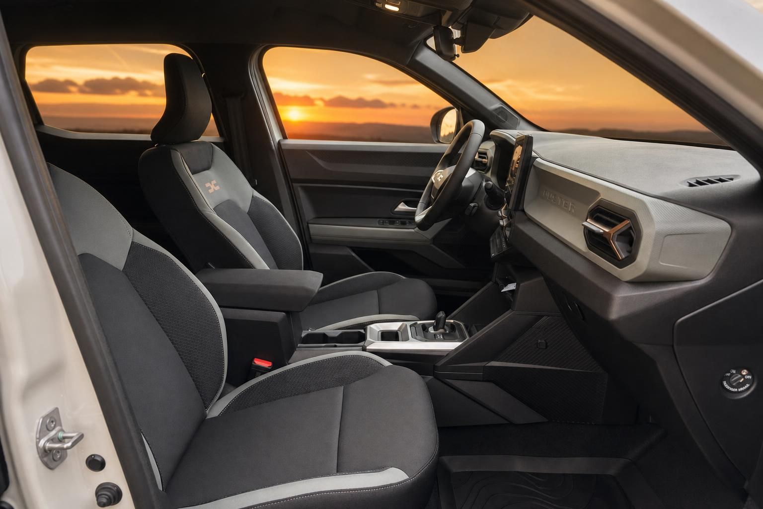 Eleganter Fahrzeuginnenraum mit Sonnenuntergang-Atmosphäre und modernen Sitzen