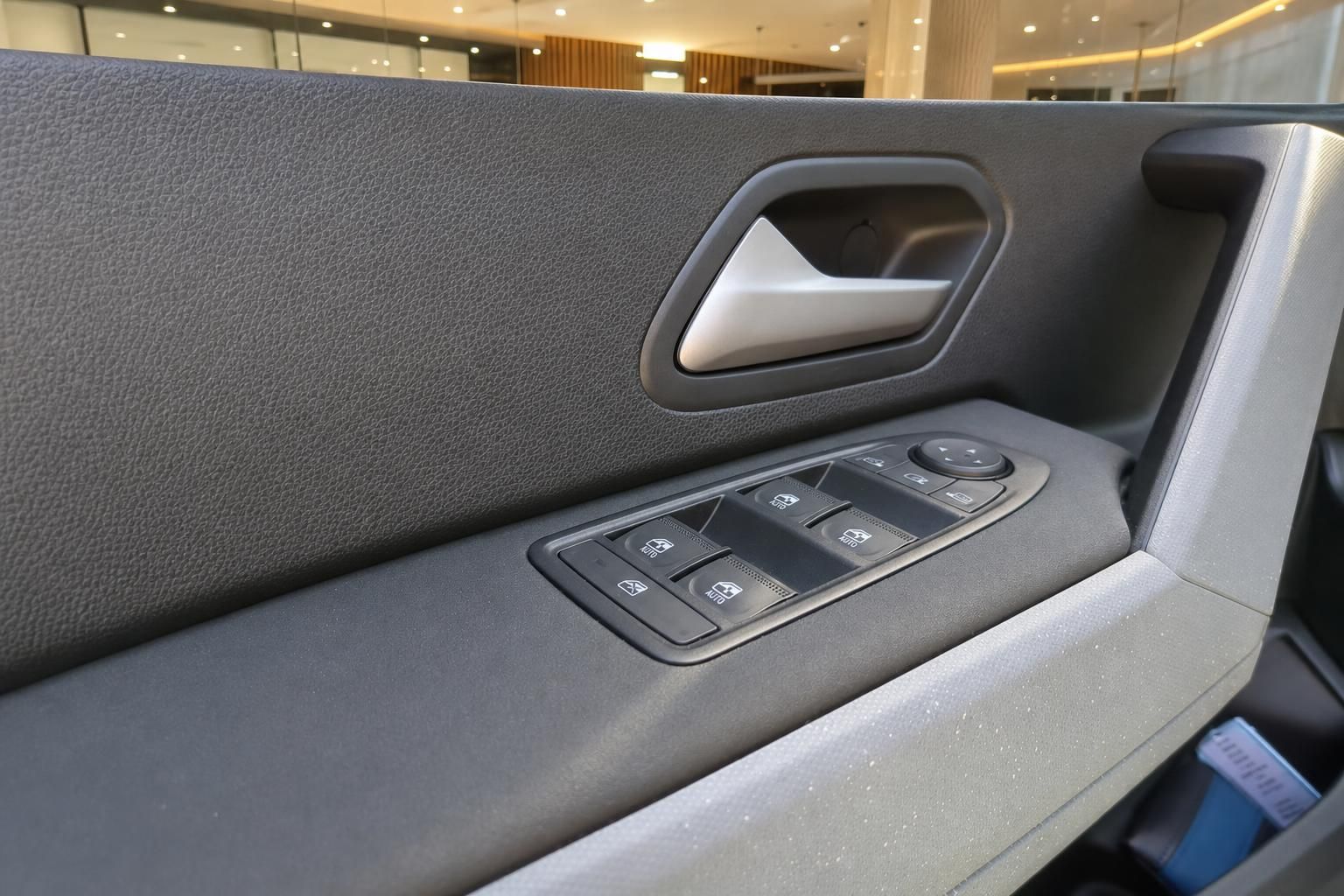 Fahrzeugtür-Innenverkleidung mit Bedienfeld für Fensterheber und Türgriff