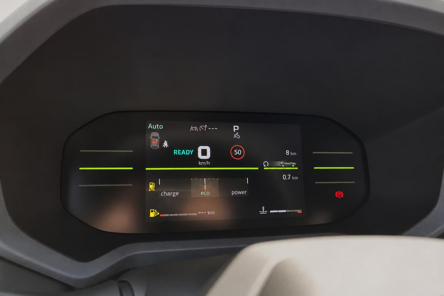 Digitales Armaturenbrett eines Elektrofahrzeugs mit Geschwindigkeitsanzeige und Fahrmodus-Display