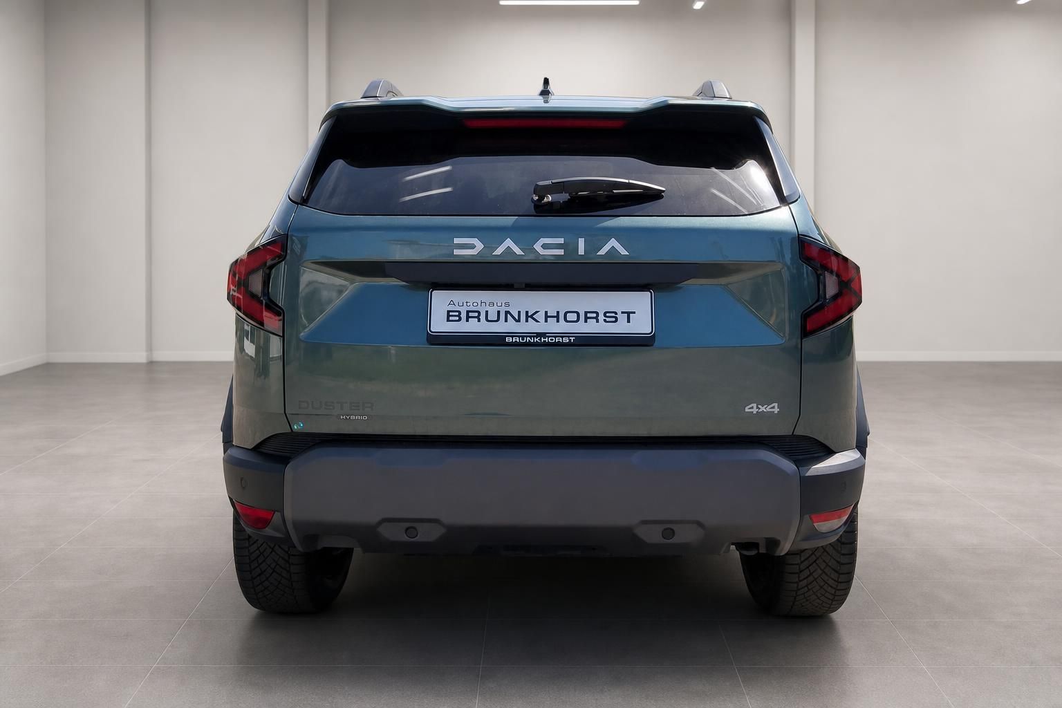 Dacia SUV Heckansicht mit DACIA-Schriftzug, LED-Rückleuchten und modernem Design im Showroom