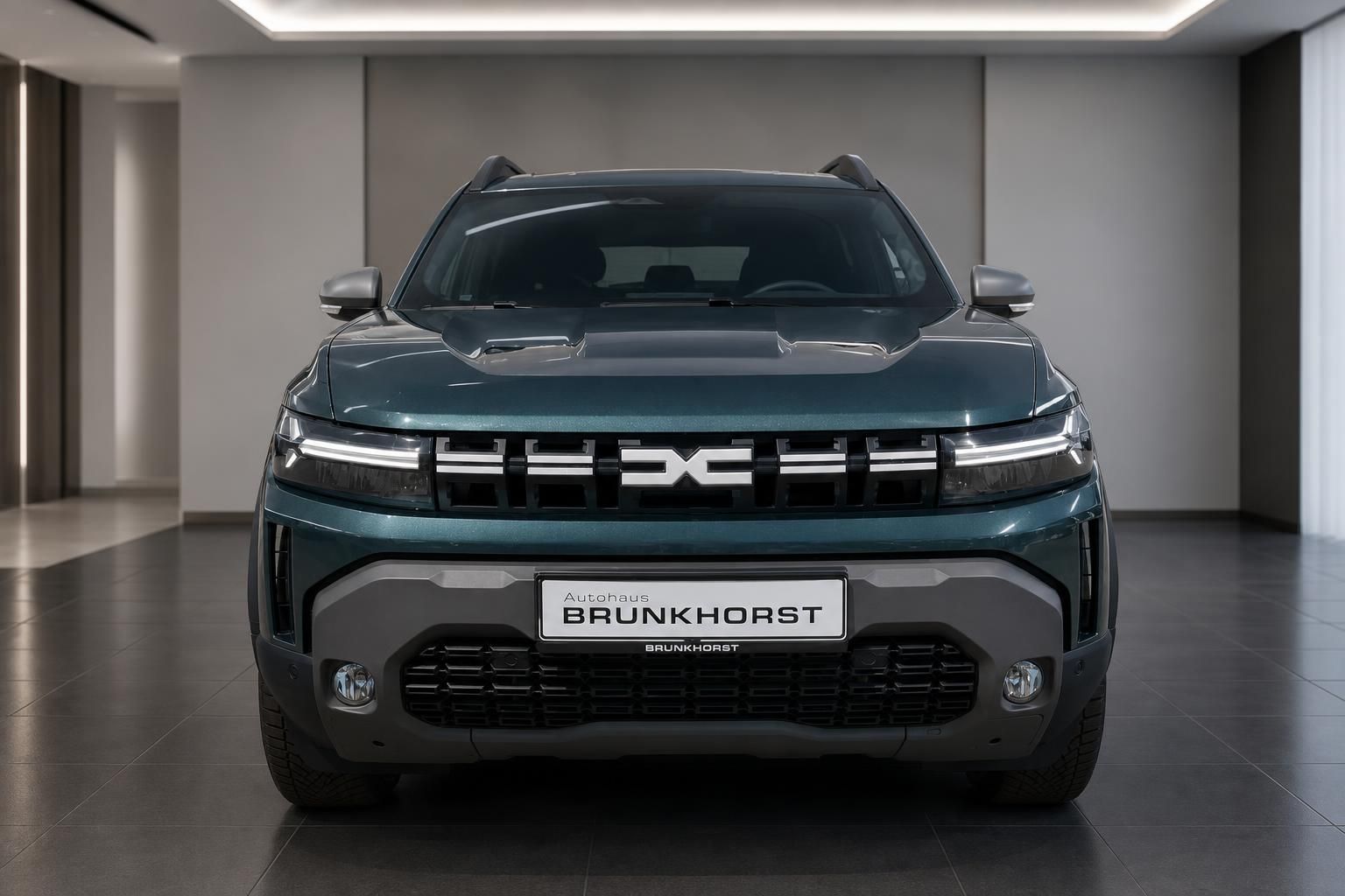 Dacia SUV Frontansicht mit LED-Tagfahrlicht und charakteristischem Kühlergrill im Autohaus Brunkhorst