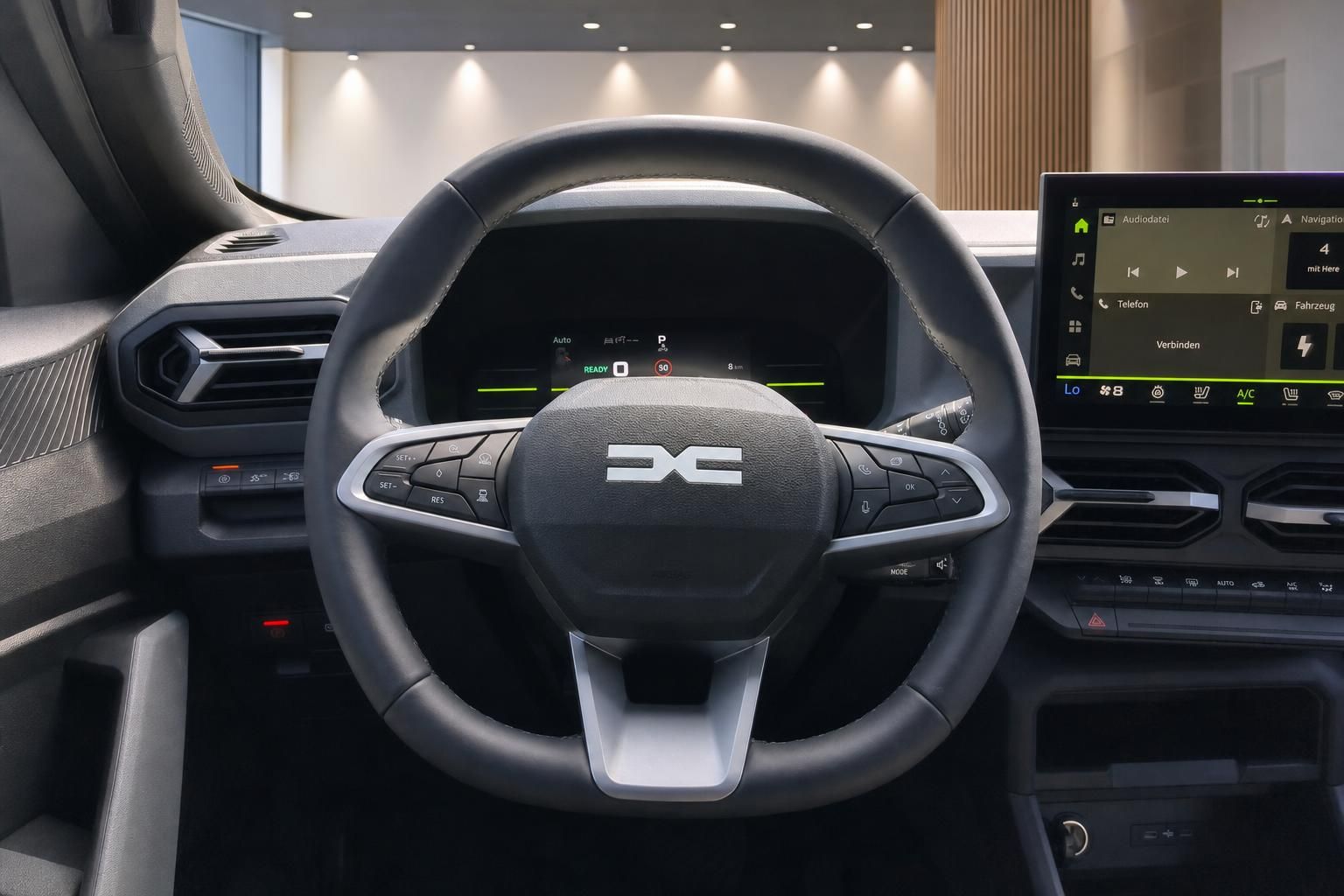 Fahrzeug-Cockpit mit Lenkrad, digitalem Tacho und Infotainment-Display