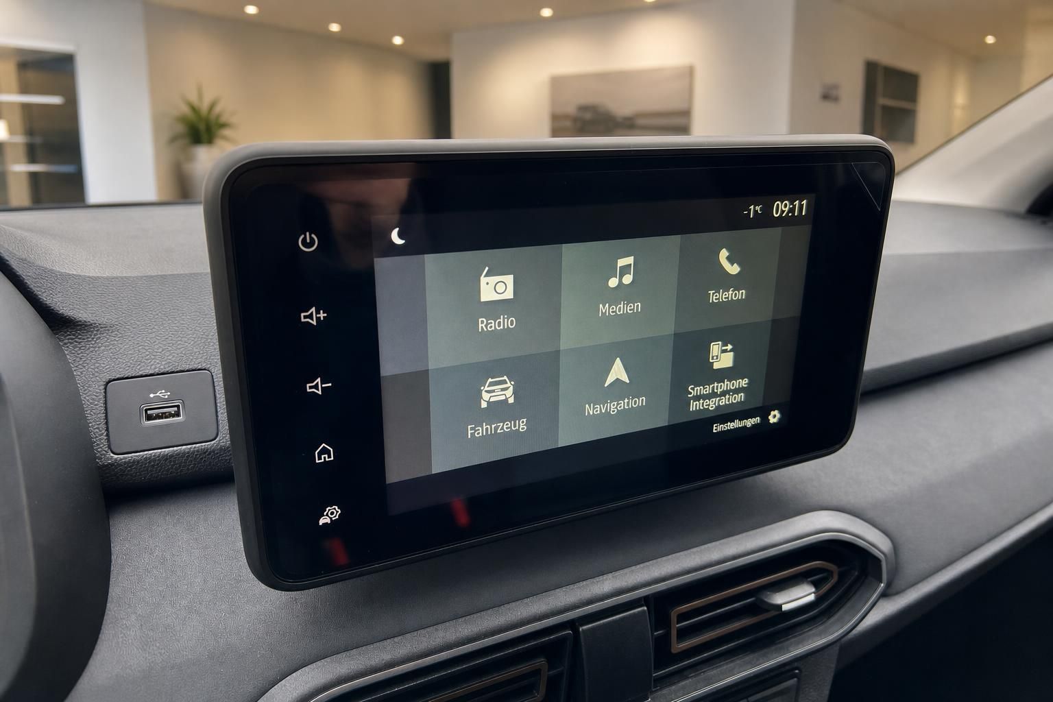 Dacia Infotainment-System Touchscreen-Display mit Navigationsmenu im Fahrzeug-Dashboard