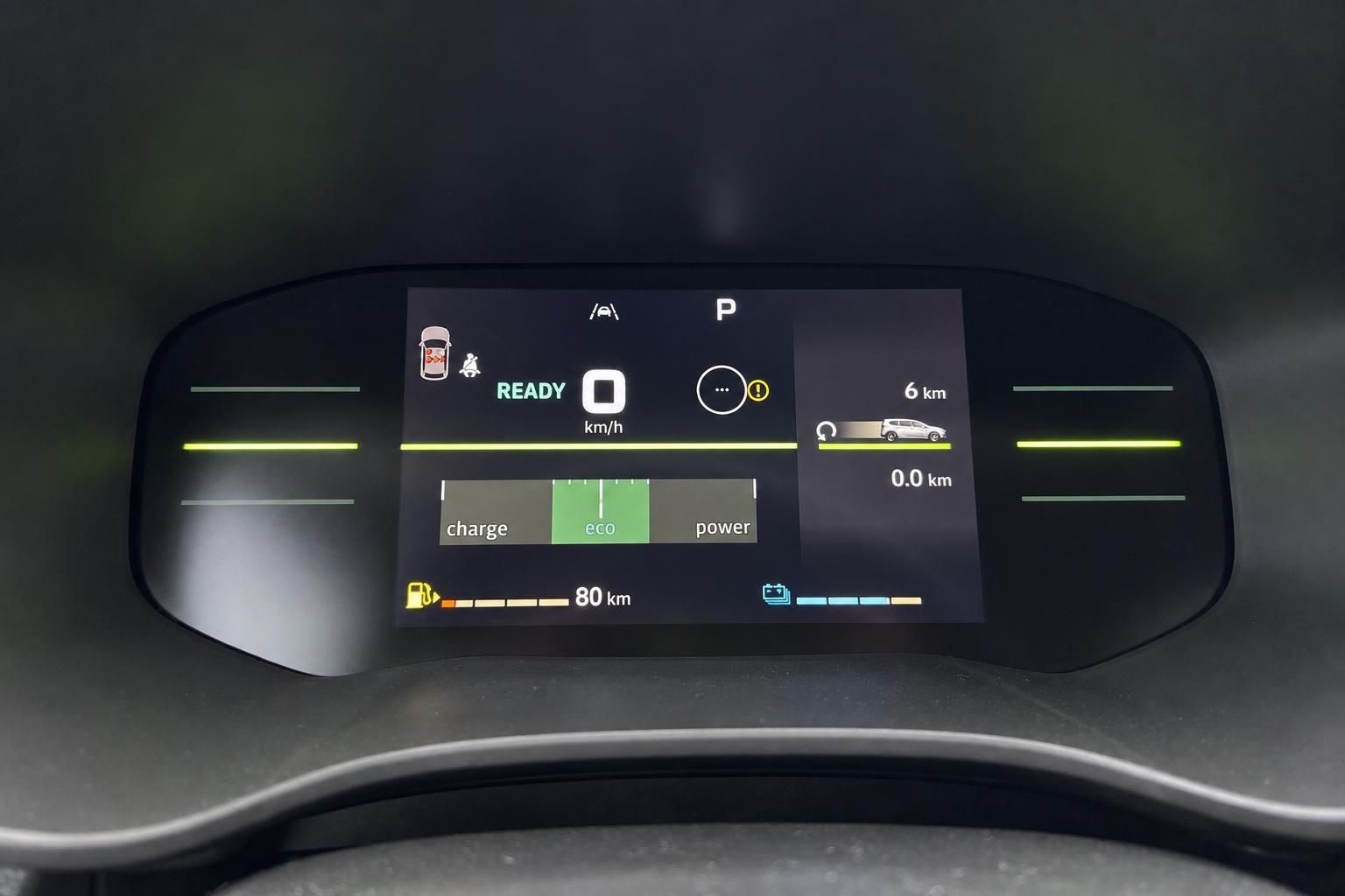 Digitales Armaturenbrett eines Elektrofahrzeugs mit Eco-Modus und Reichweitenanzeige