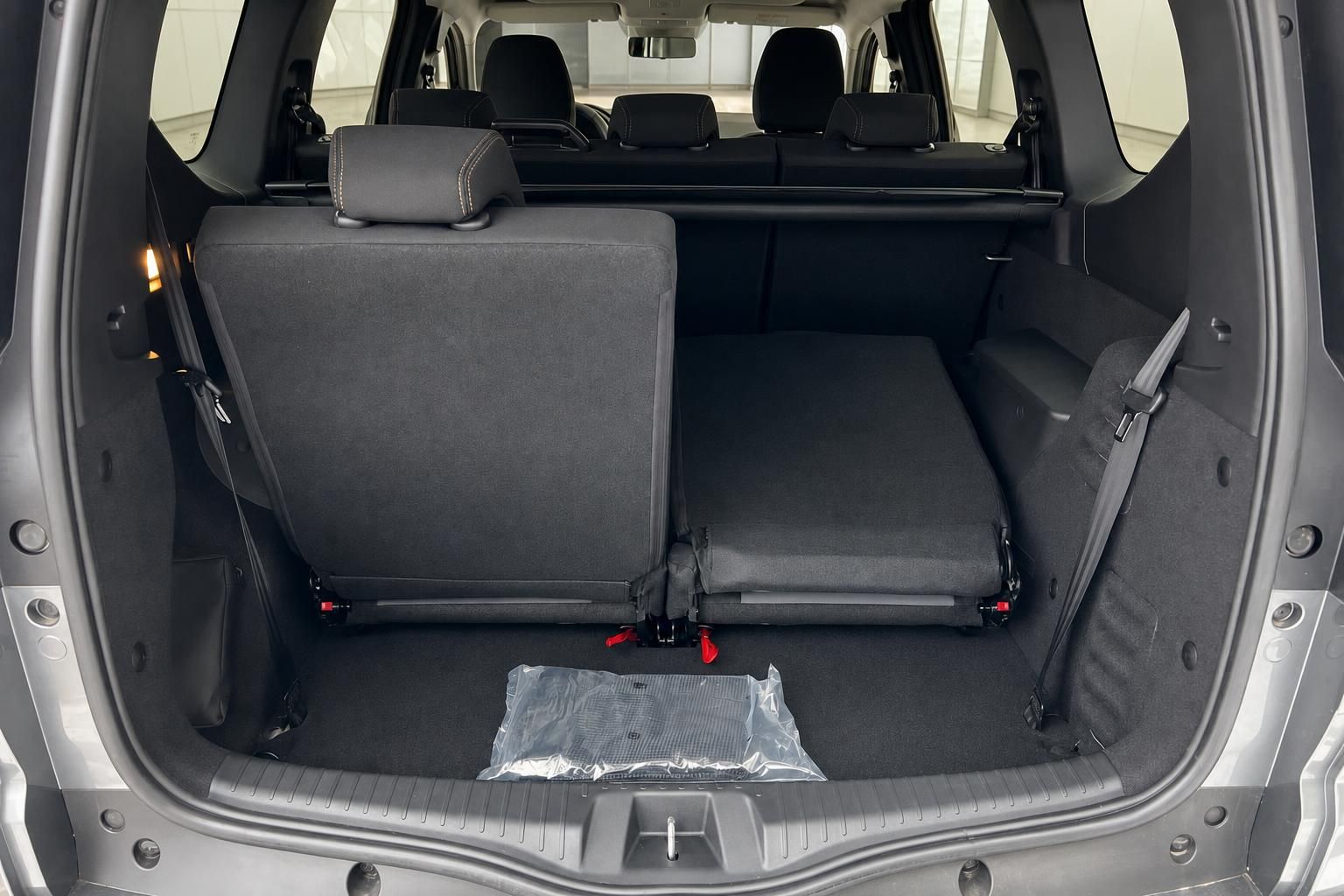 Kofferraum eines SUVs mit umgeklappten Rücksitzen und schwarzer Innenausstattung