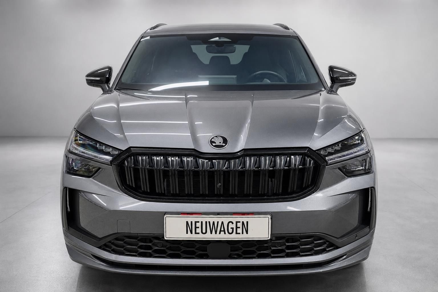 Skoda Kodiaq Neuwagen Frontansicht in grau mit markantem Kühlergrill