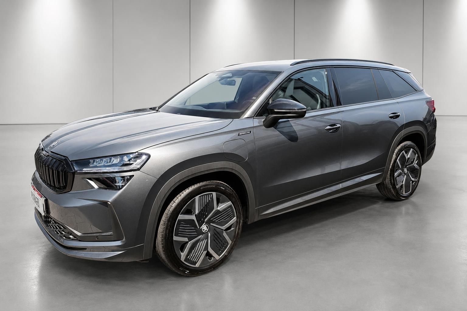 Skoda Kodiaq Sportline in grau, Seitenansicht im Studio