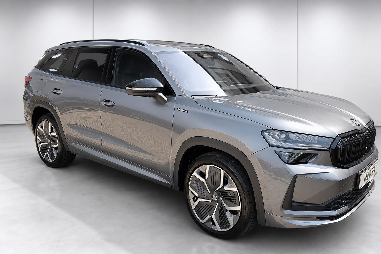 Skoda Kodiaq SUV Grau, Seitenansicht schraeg vorne im Studio