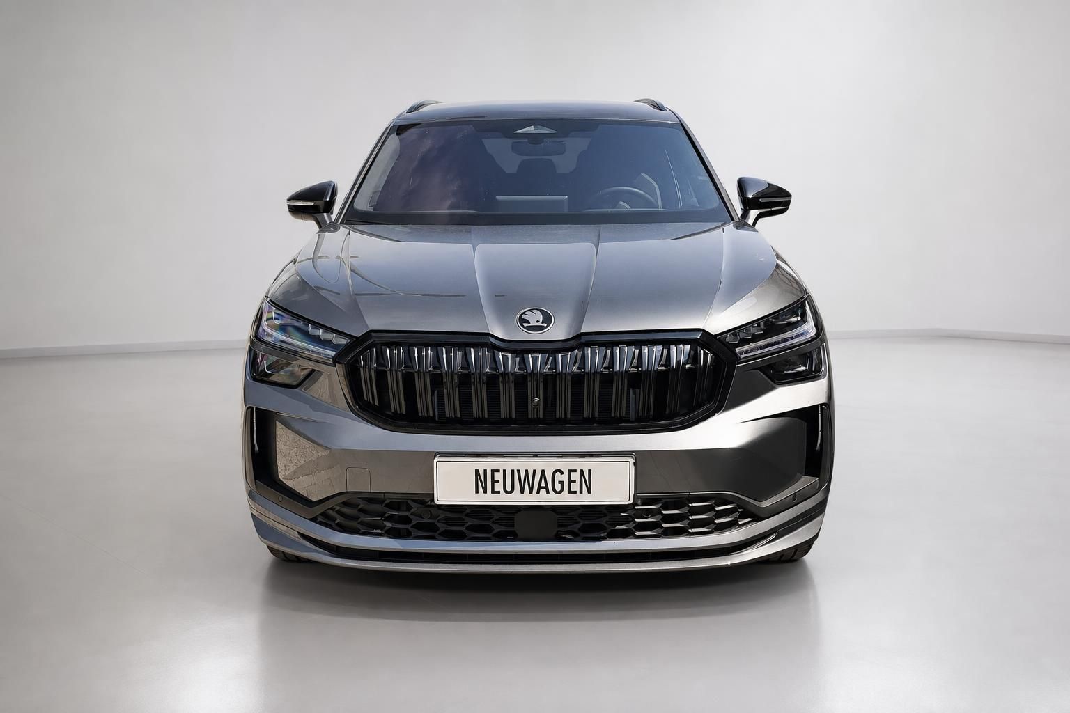 Skoda Kodiaq SUV in Grau, Frontansicht im Studio