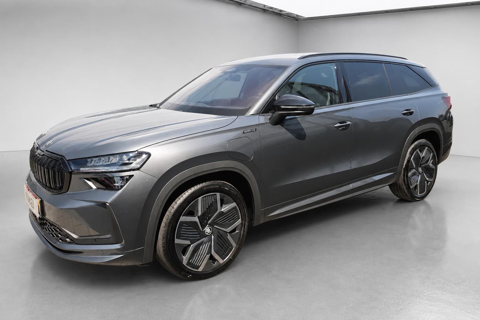 Skoda Kodiaq SUV in Grau, Seitenansicht schraeg vorne