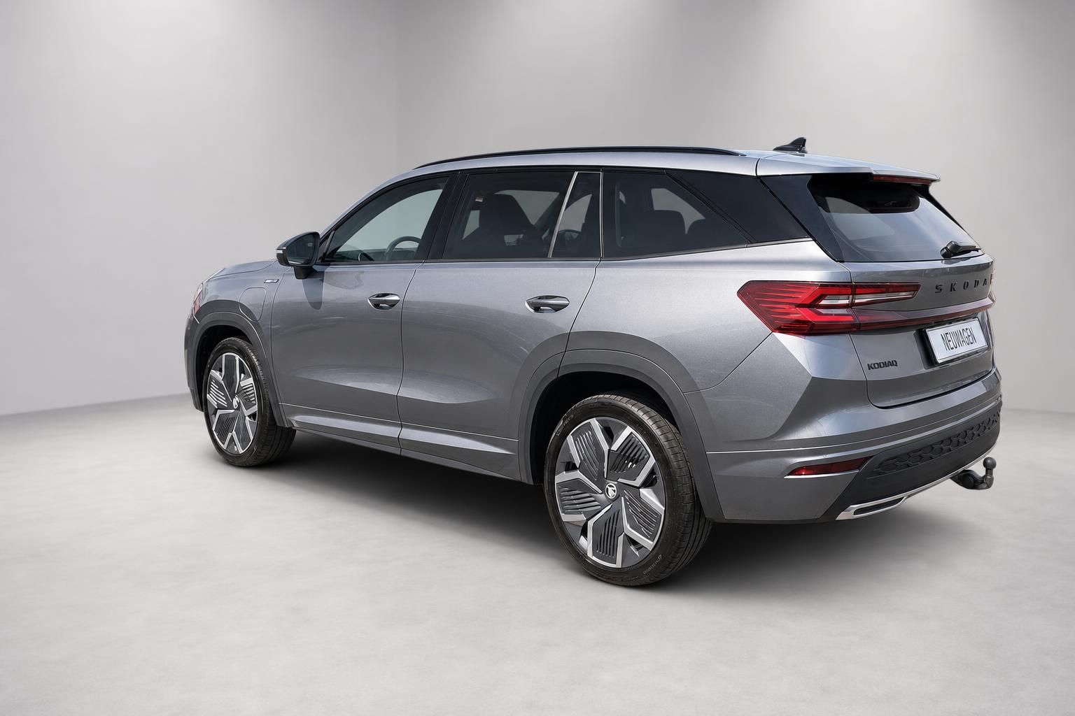 Skoda Kodiaq SUV Grau, Heckansicht schraeg im Studio
