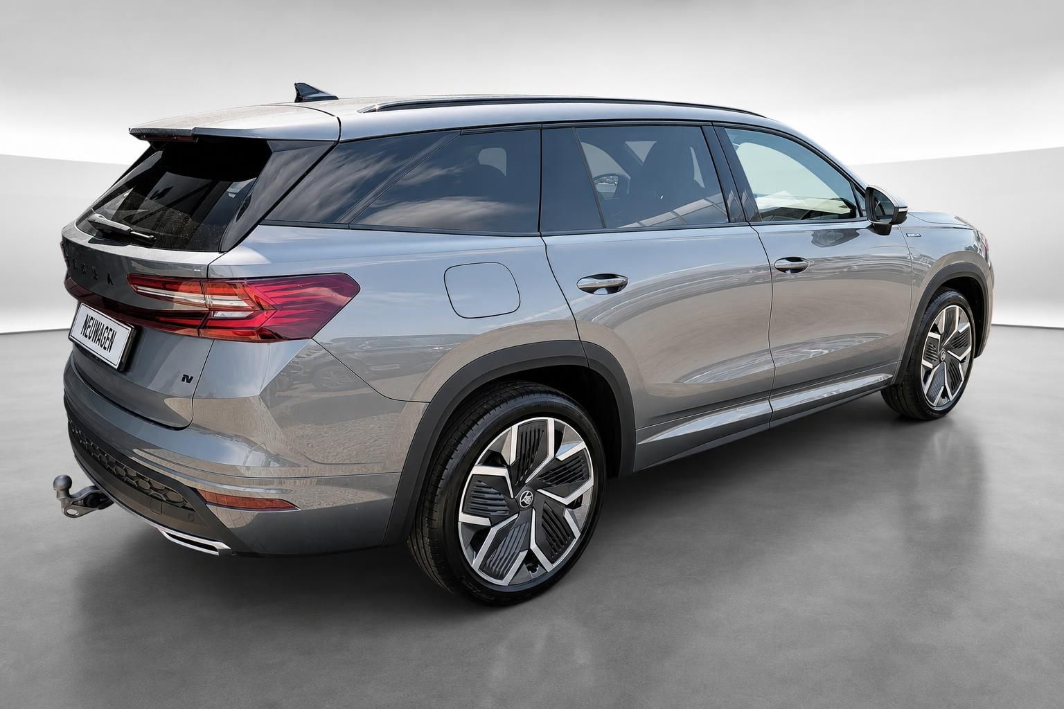 Skoda Kodiaq Neuwagen Heckansicht schräg in grau mit Alufelgen