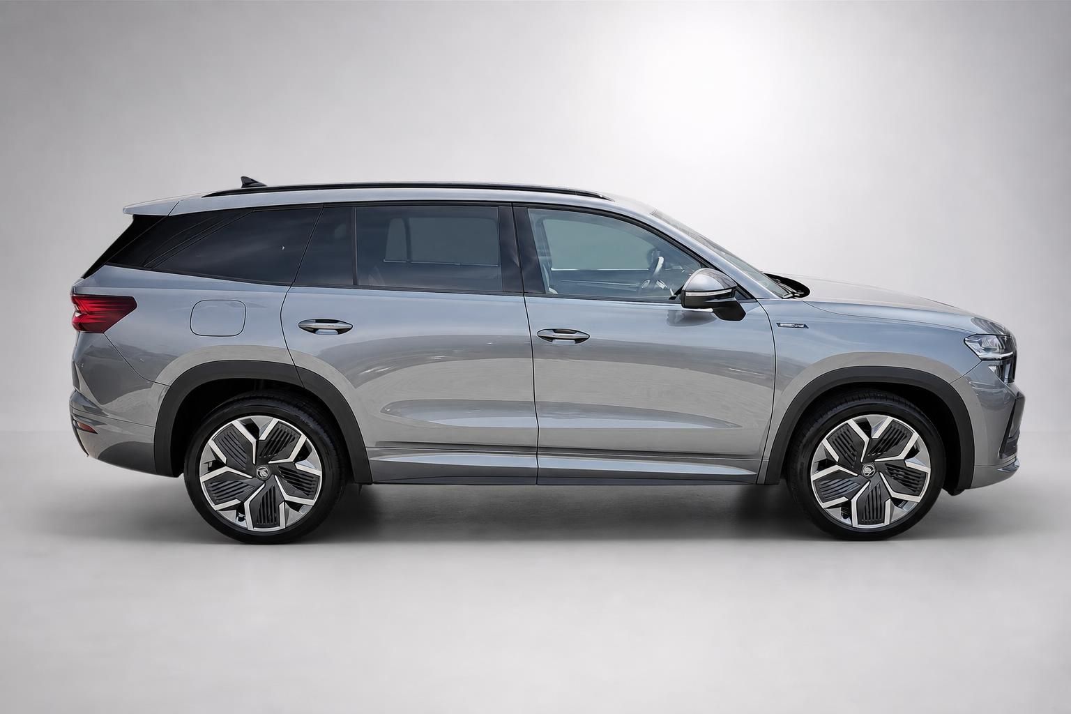 Skoda Kodiaq Seitenansicht in silber-grau mit Leichtmetallfelgen