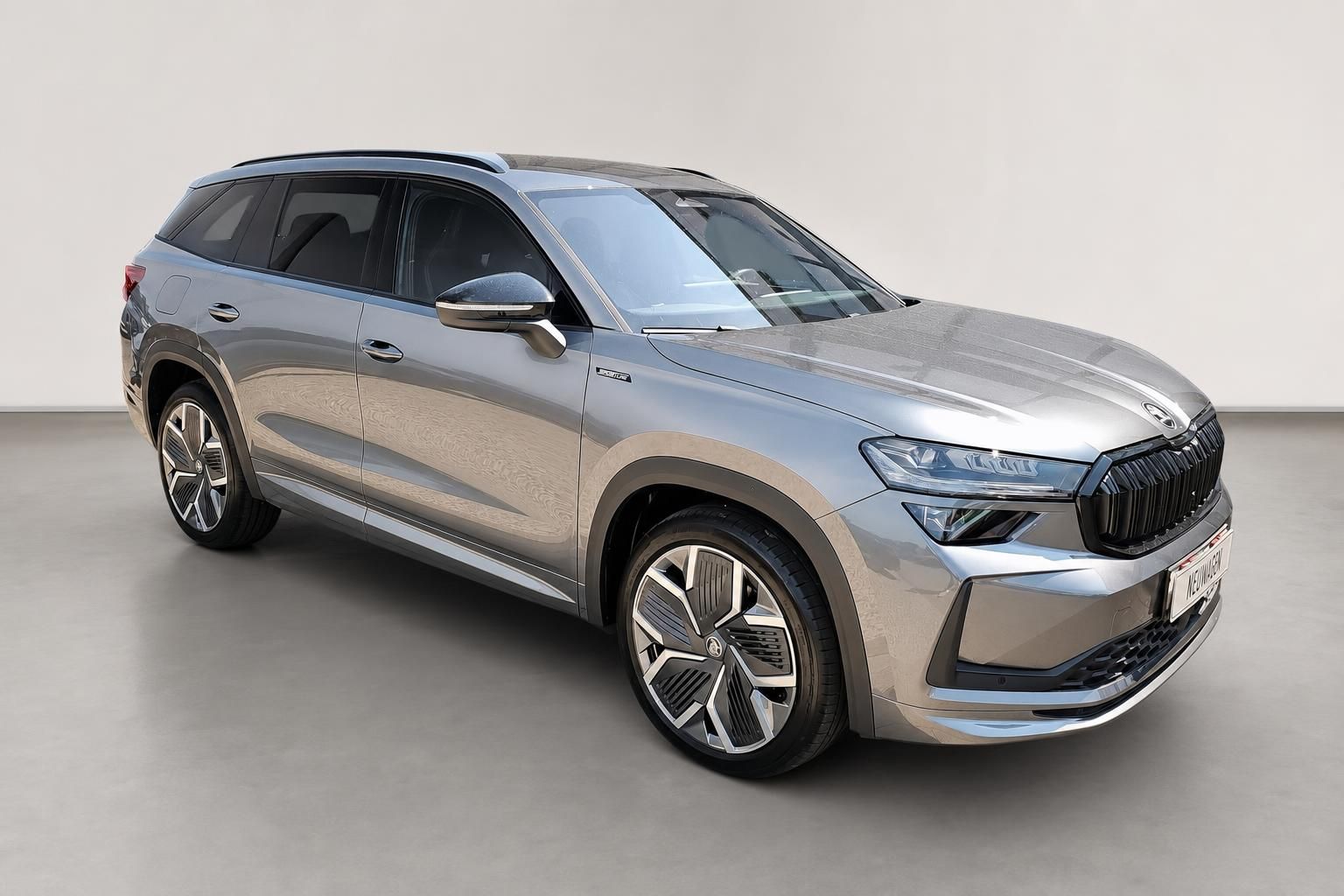 Skoda Kodiaq SUV in grau Frontansicht schräg von vorne