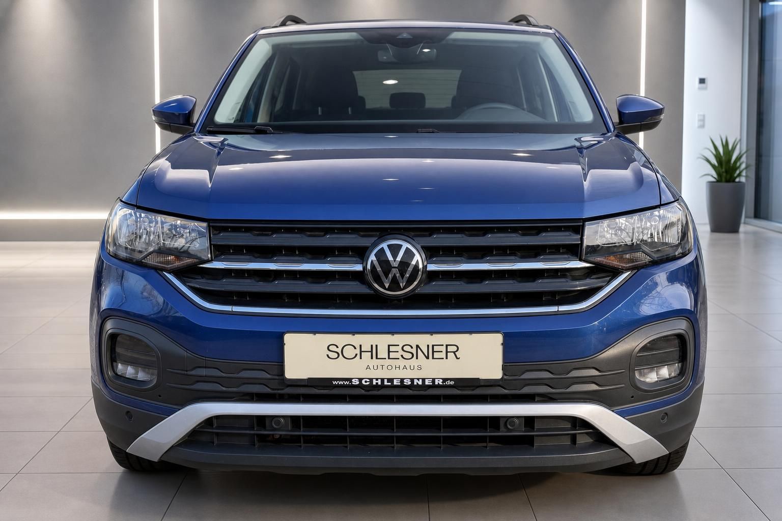 VW T-Cross blau Frontansicht im Autohaus Schlesner