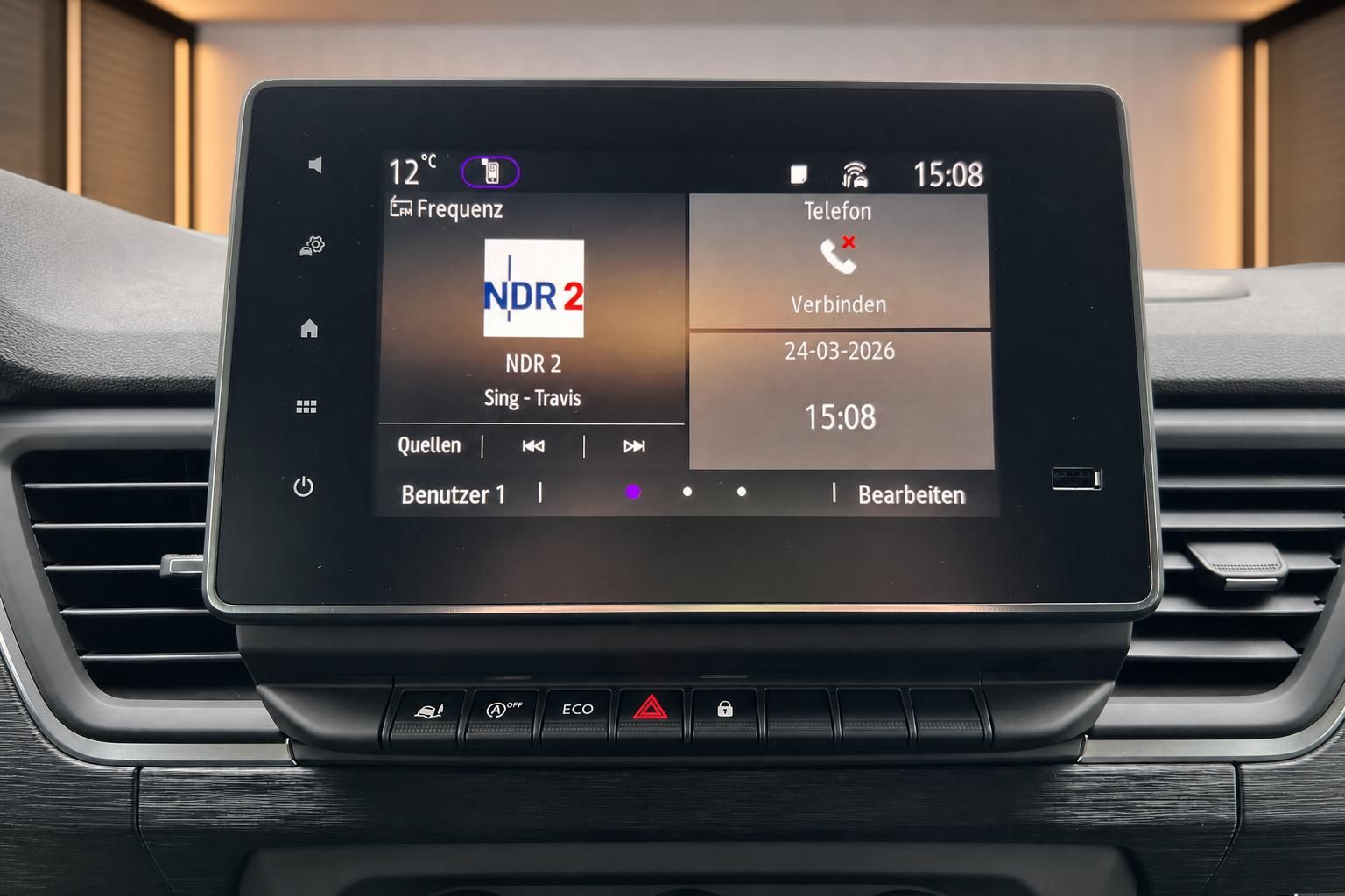 Renault Infotainment-Display mit Radio NDR 2 und Telefon-Funktion im Armaturenbrett
