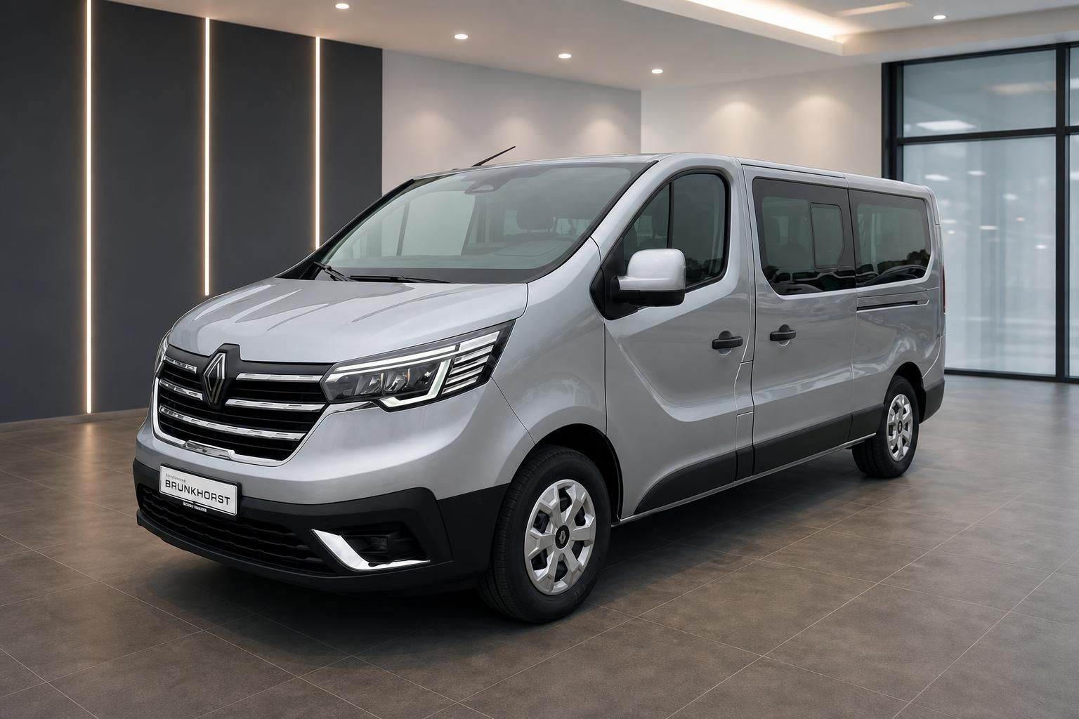Silberner Renault Transporter in modernem Showroom - Seitenansicht mit eleganter Beleuchtung