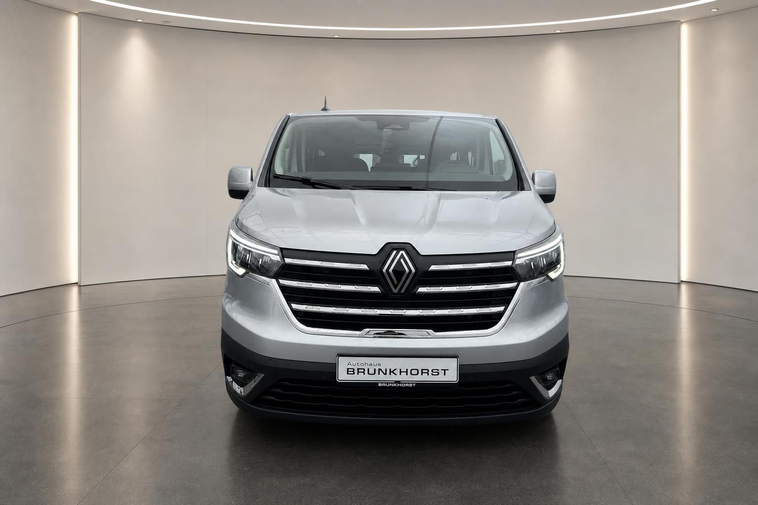 Silberner Renault Van Frontansicht im Studio mit modernem Grill und LED-Scheinwerfern