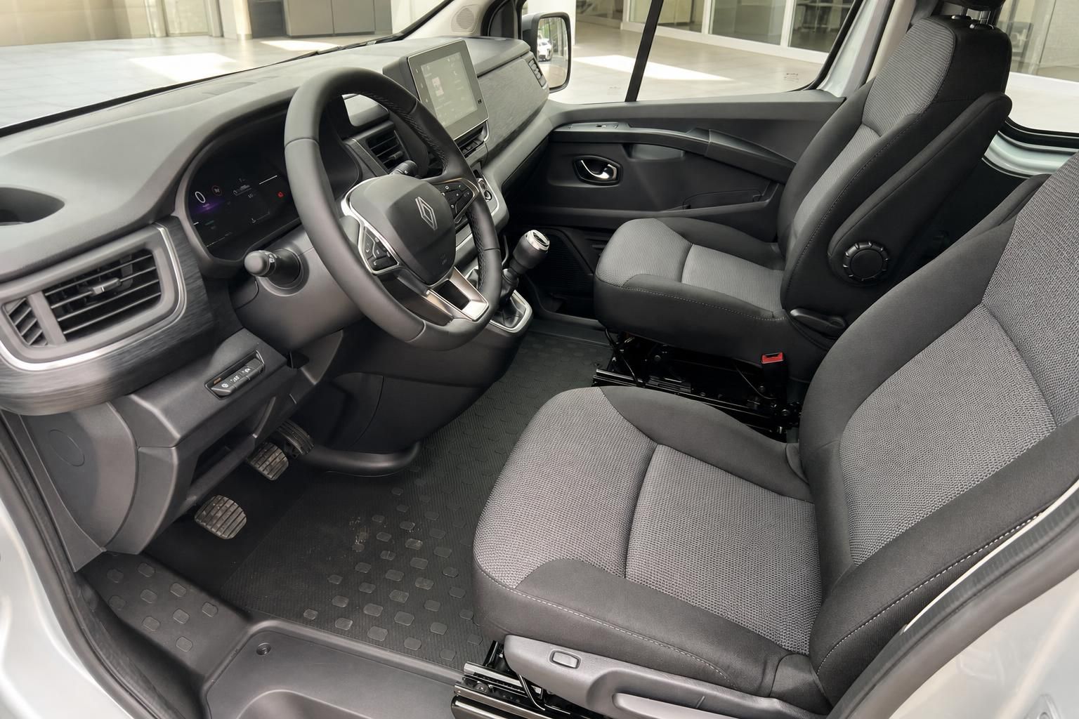 Renault Fahrzeug Innenraum mit modernem Cockpit, Lenkrad und grauen Stoffsitzen