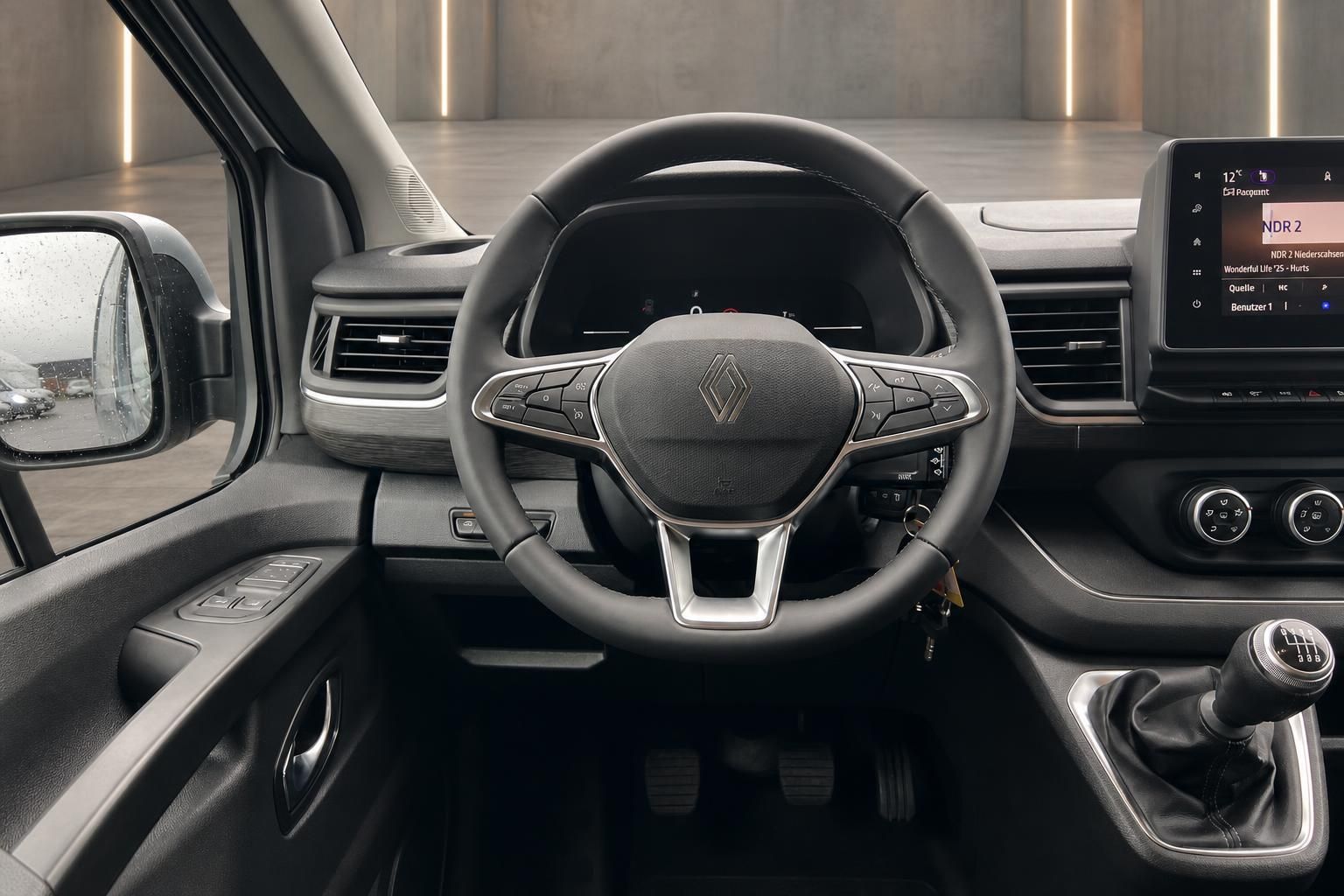 Renault Innenraum mit Lenkrad, Armaturenbrett und Infotainment-System
