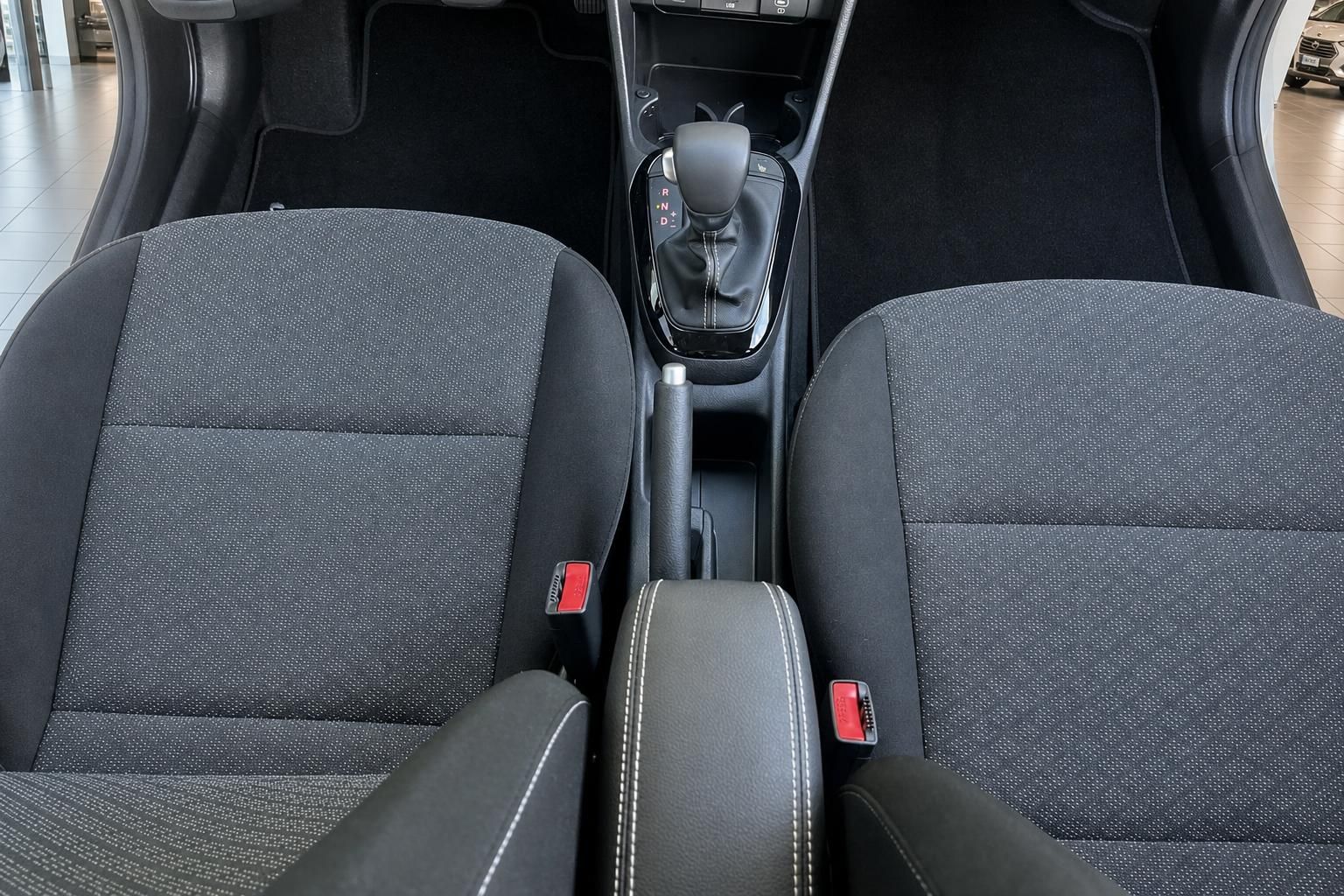 Innenraum mit Vordersitzen und Automatik-Schalthebel im Detail