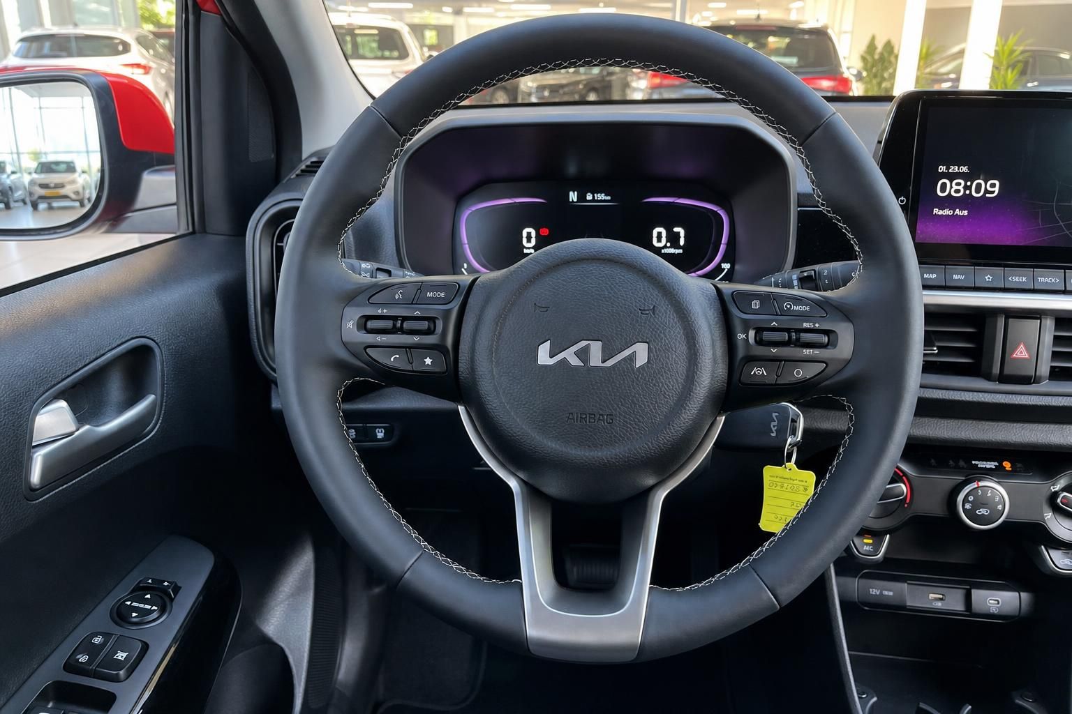 Kia Lenkrad mit Bedienelementen und digitalem Kombiinstrument