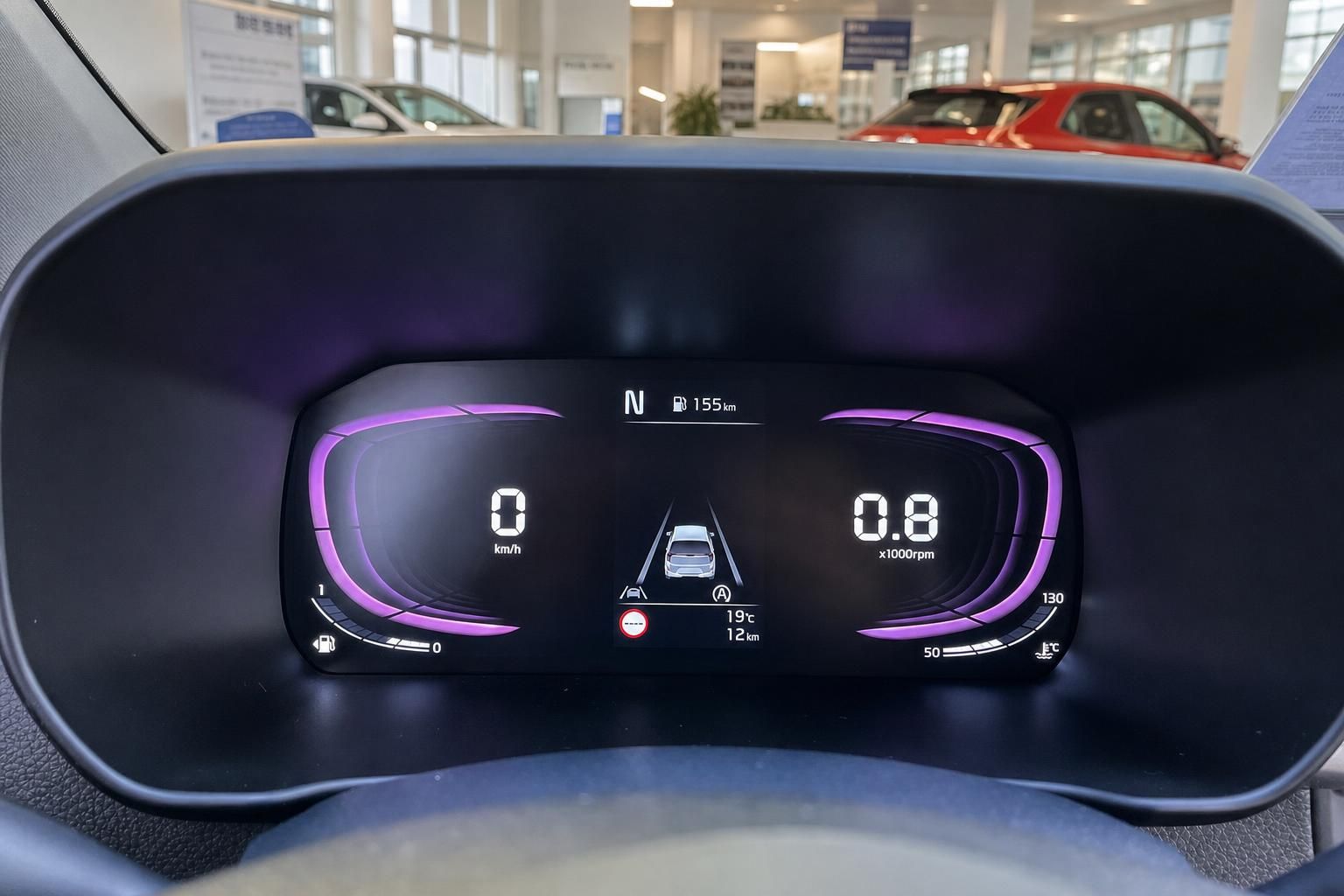 Digitales Kombiinstrument mit Tachoanzeige und Fahrassistenz-Symbolen