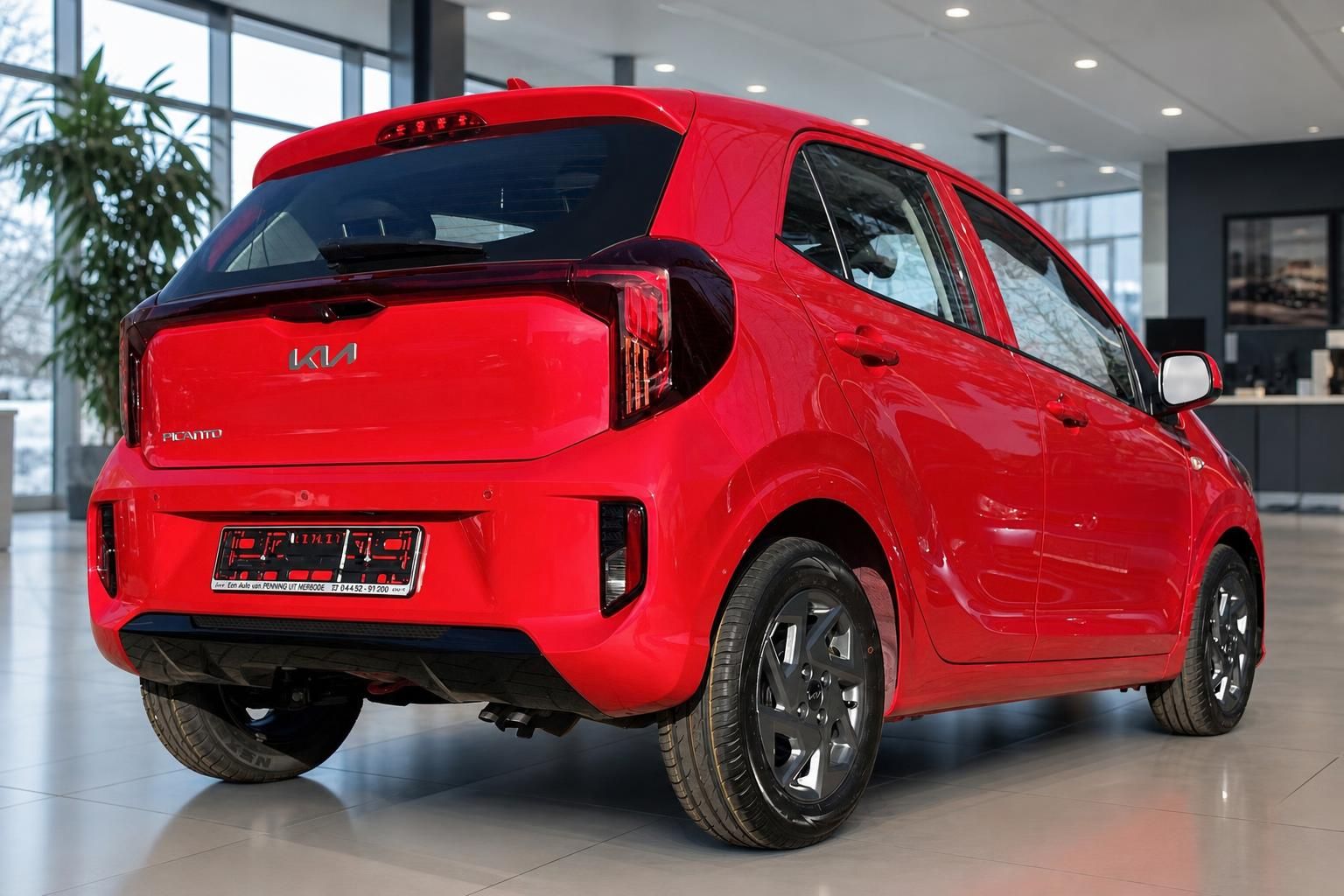 Roter Kia Picanto Heck-Seitenansicht im Autohaus