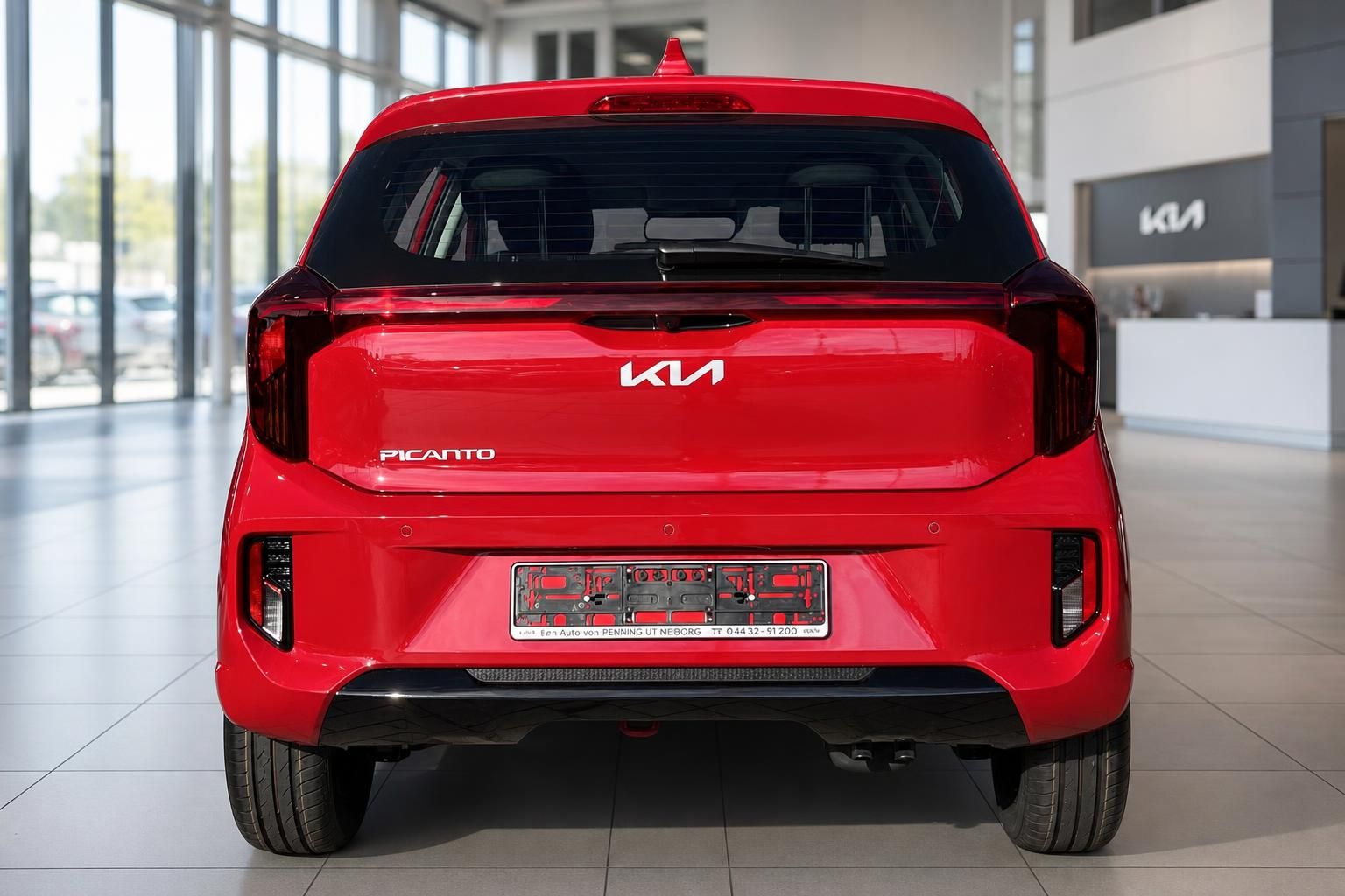 Roter Kia Picanto Heckansicht im Showroom