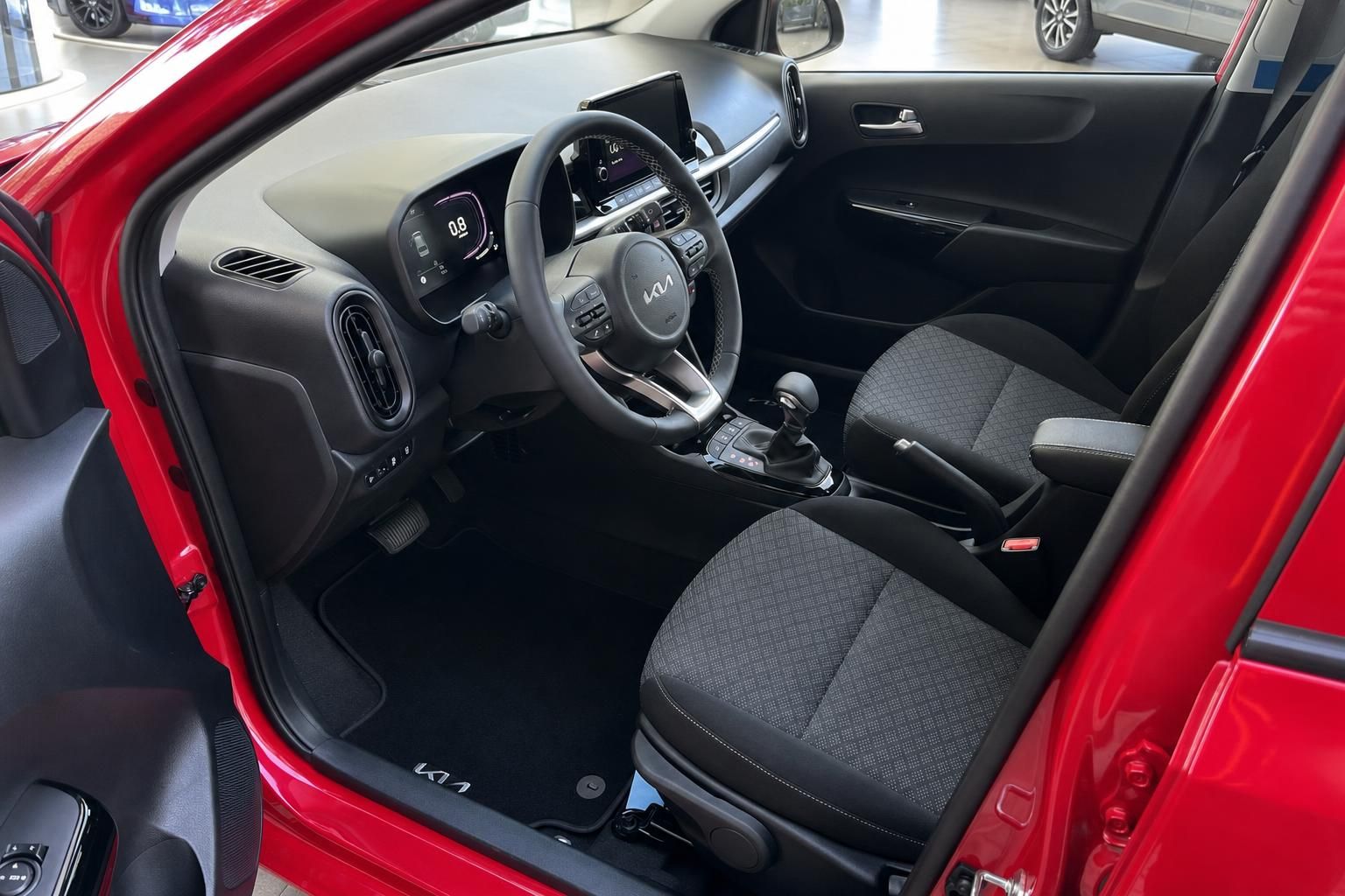 Kia Picanto Innenraum mit Cockpit, Lenkrad und Sitzen in Rot
